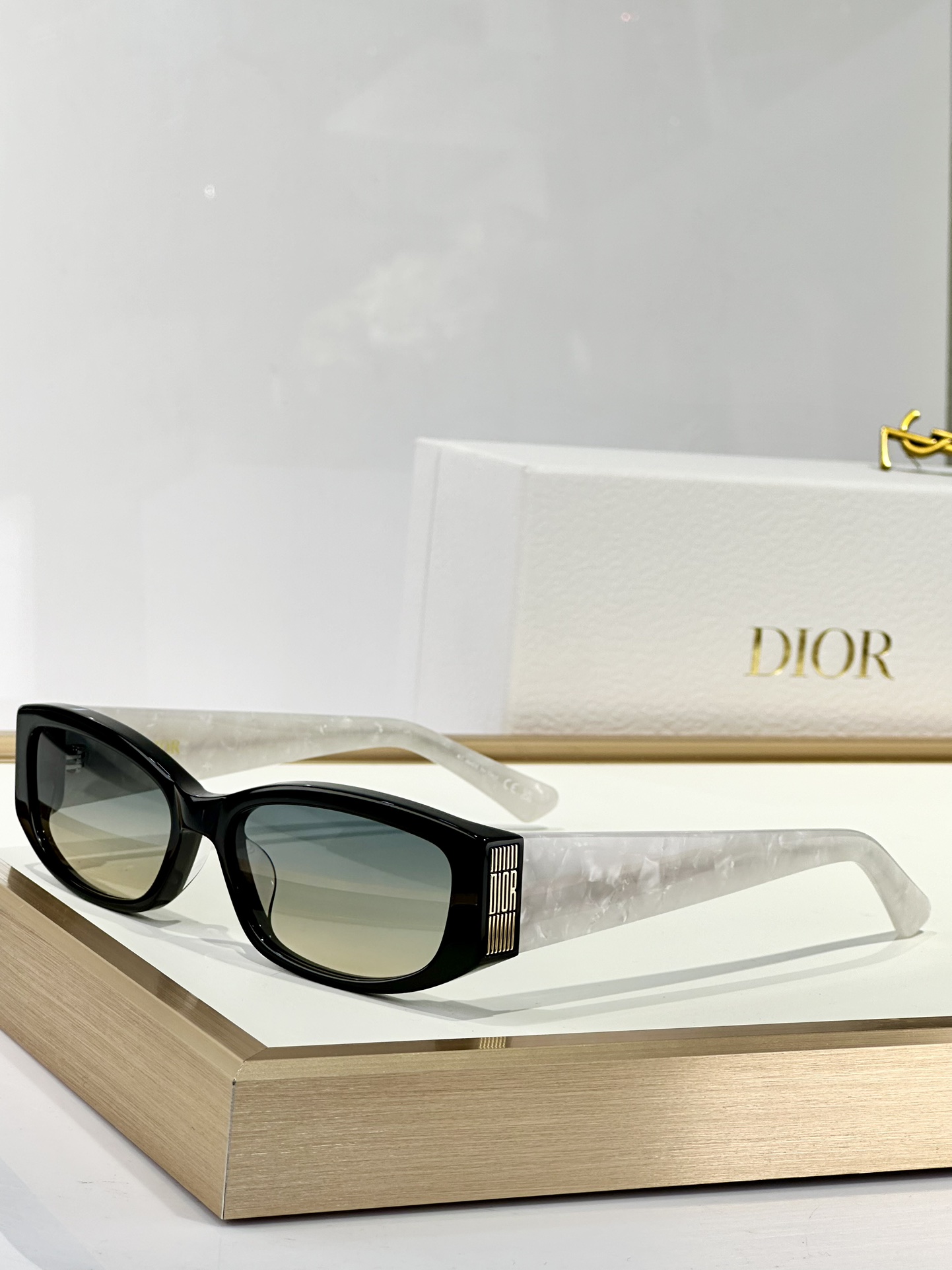  DIOR
MODEL DiorGlow S1I 
SIZE：53口20-140
