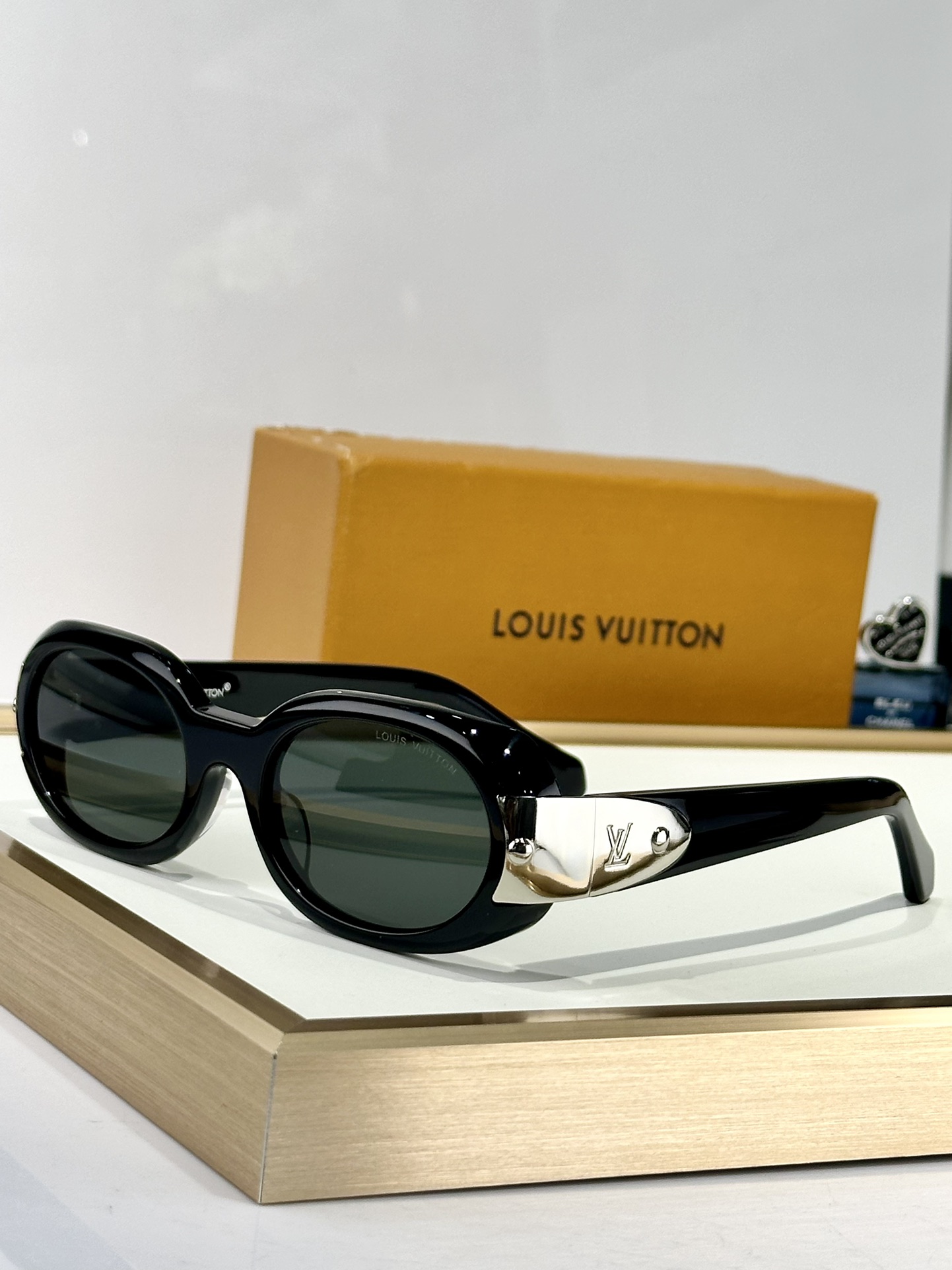  LOUIS VUITTON
MODZ2604U
Size55口22 140
