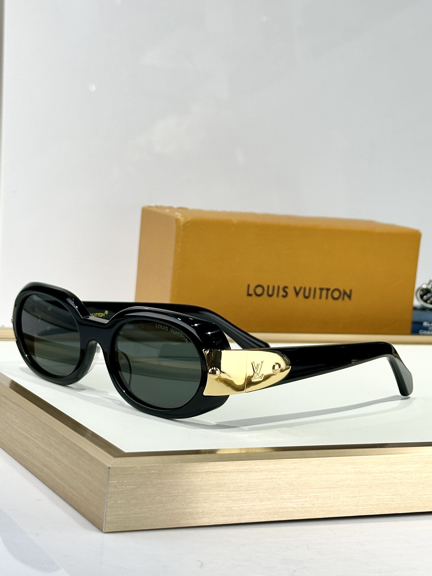  LOUIS VUITTON
MODZ2604U
Size55口22 140
