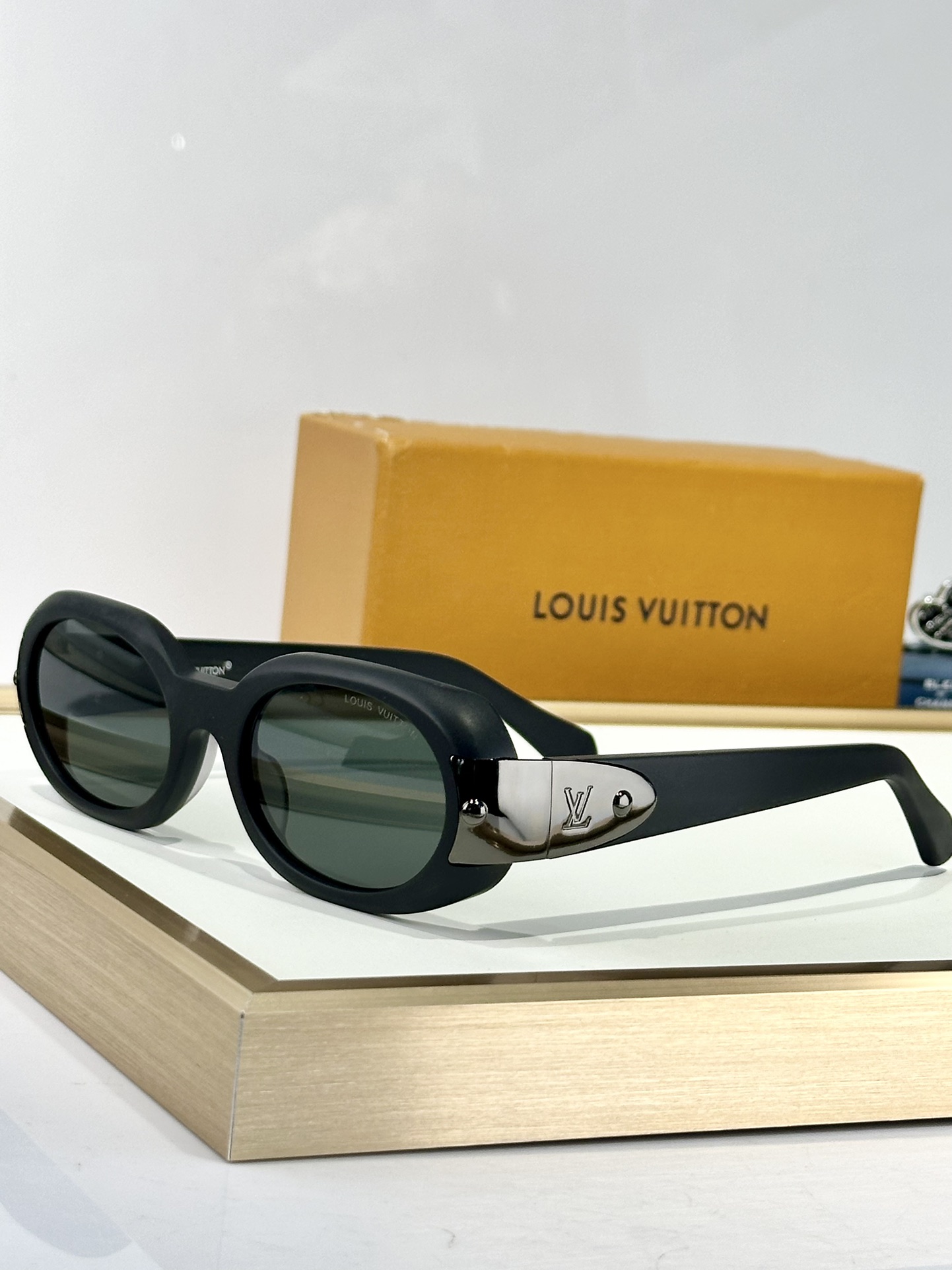  LOUIS VUITTON
MODZ2604U
Size55口22 140
