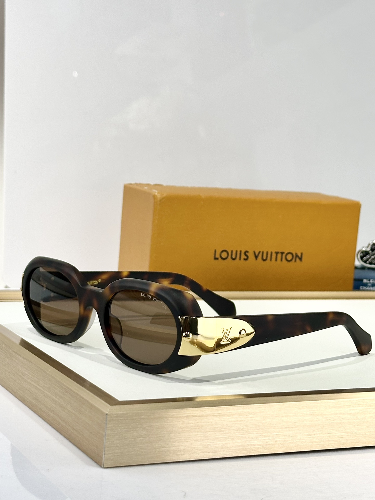  LOUIS VUITTON
MODZ2604U
Size55口22 140
