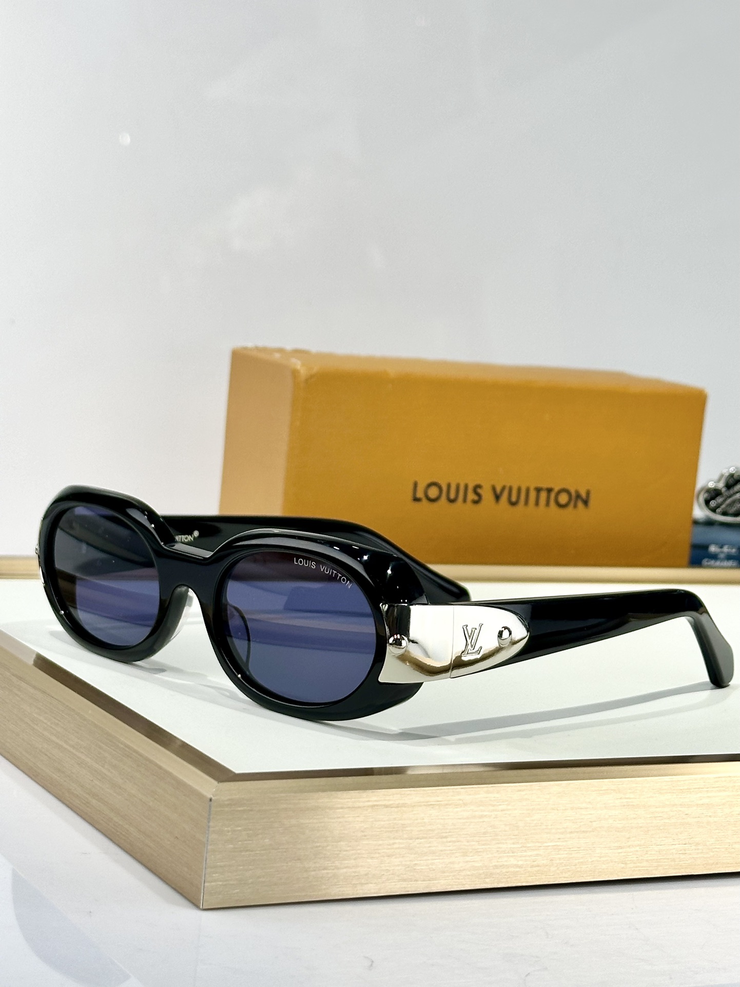  LOUIS VUITTON
MODZ2604U
Size55口22 140
