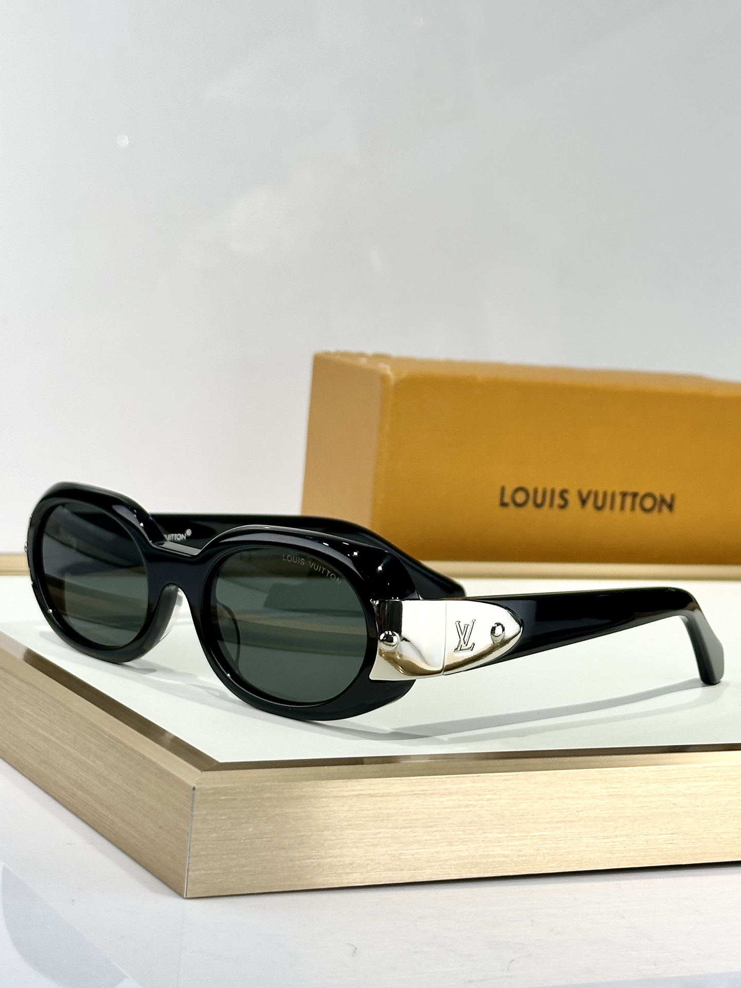  LOUIS VUITTON
MODZ2604U
Size55口22 140
