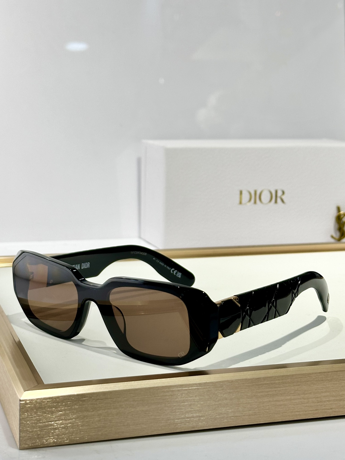  CHRISTIAN DIOR
MODLaby95.22 A3I
Size50口21 140
