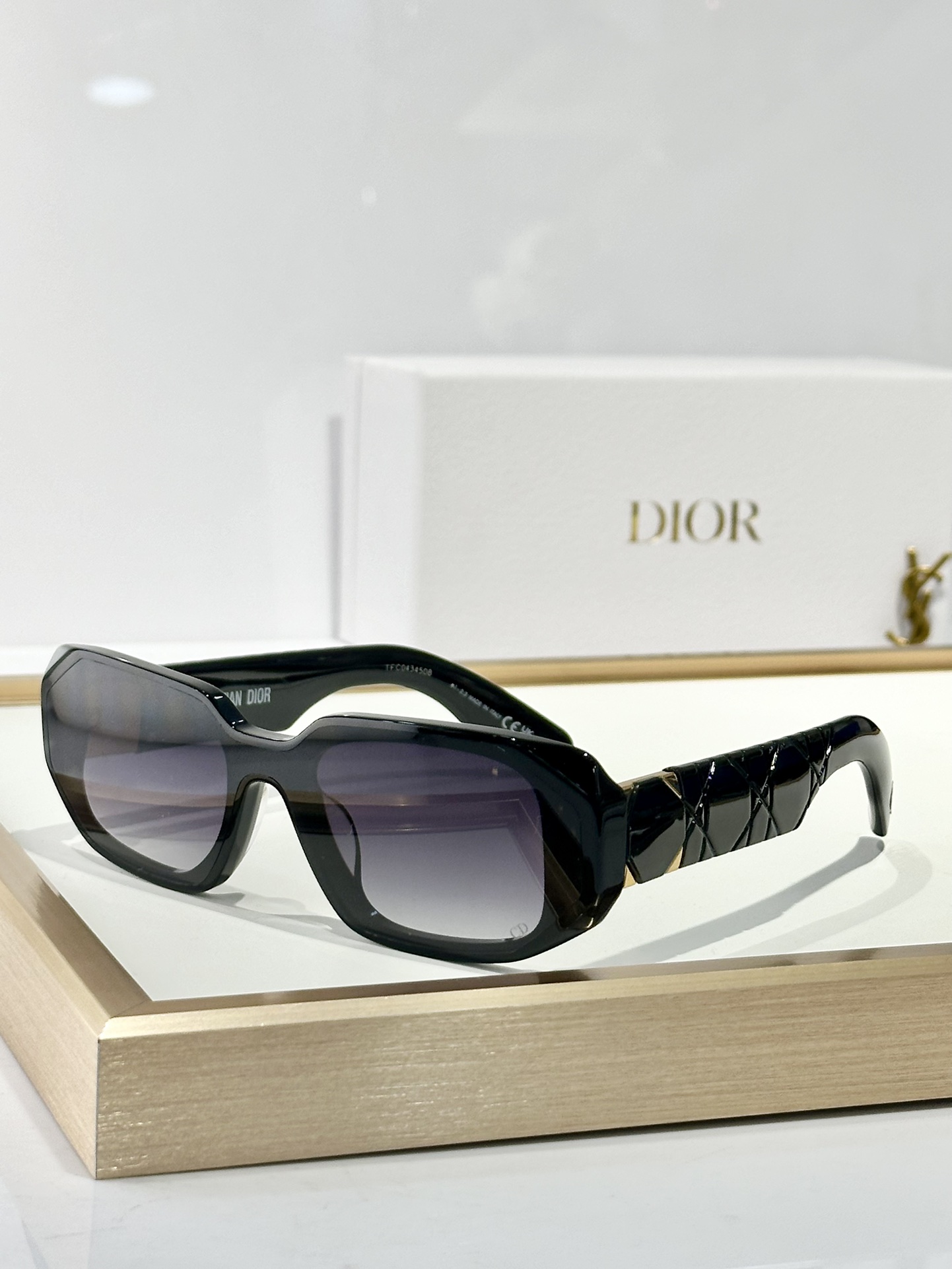  CHRISTIAN DIOR
MODLaby95.22 A3I
Size50口21 140
