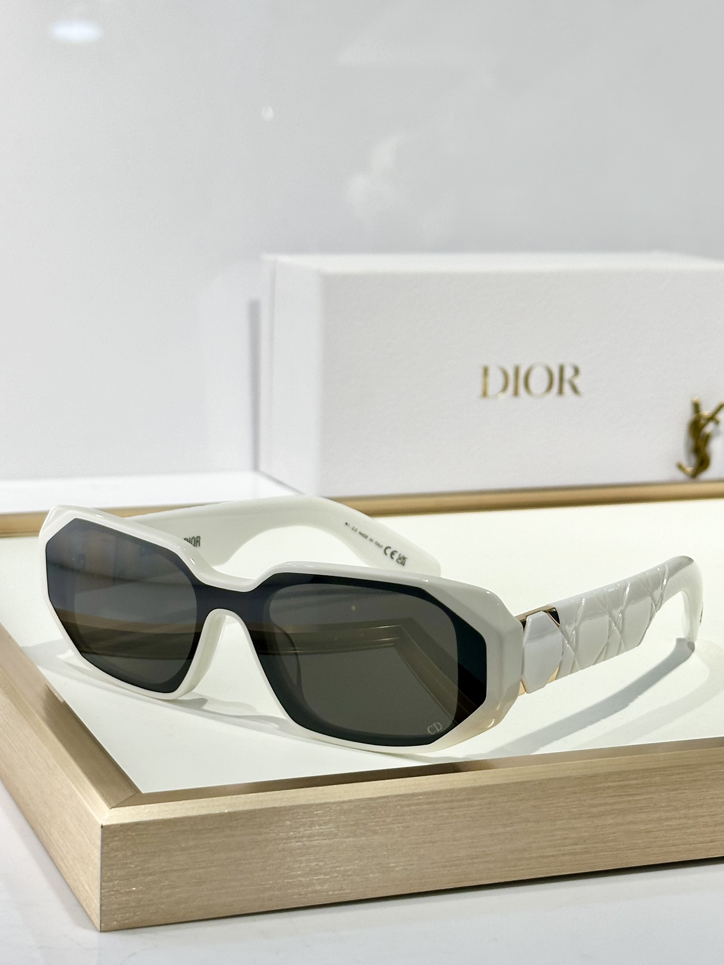  CHRISTIAN DIOR
MODLaby95.22 A3I
Size50口21 140
