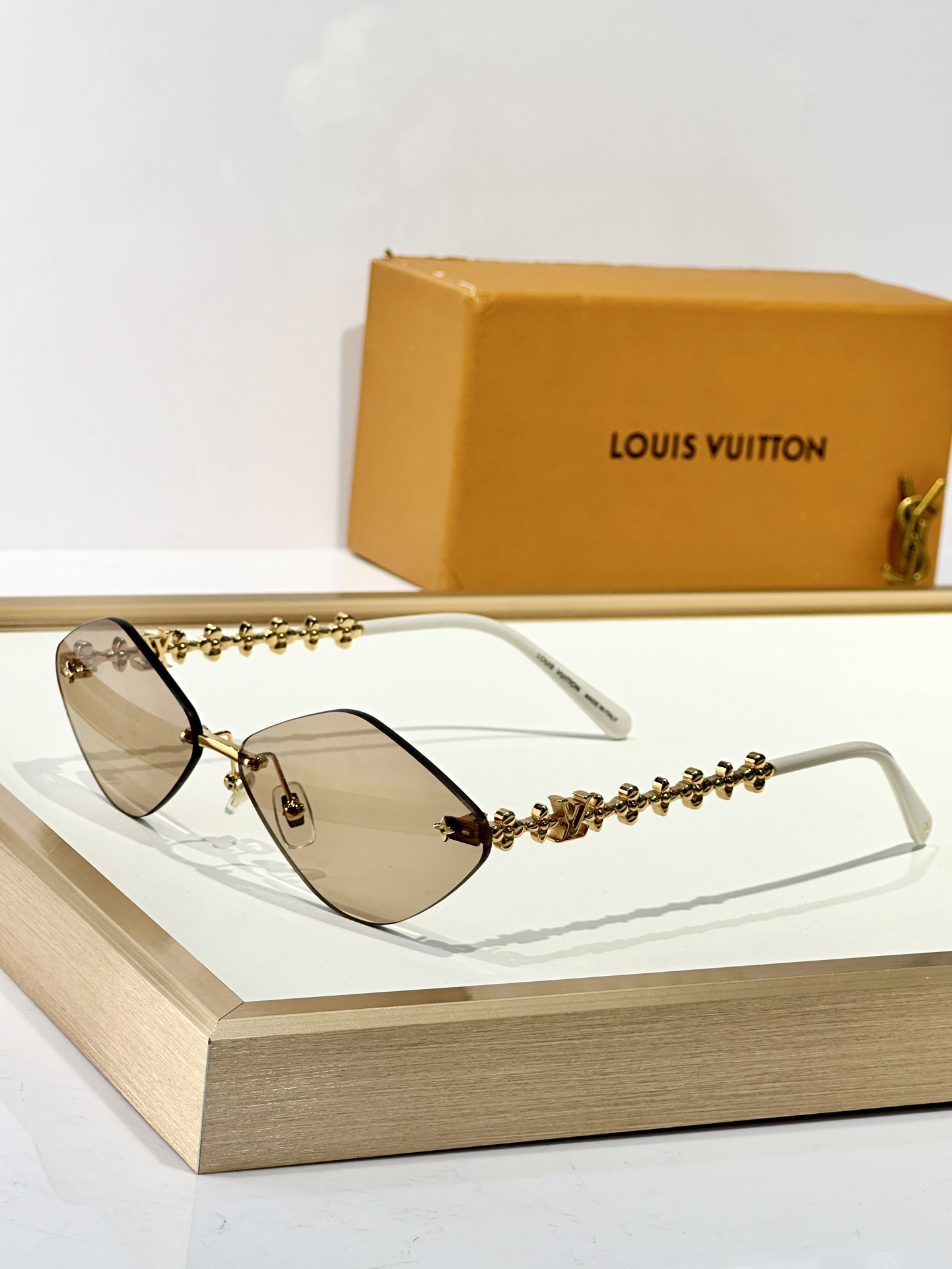  LOUIS VUITTON
MOD：Z2139U
Size：61口14 145
