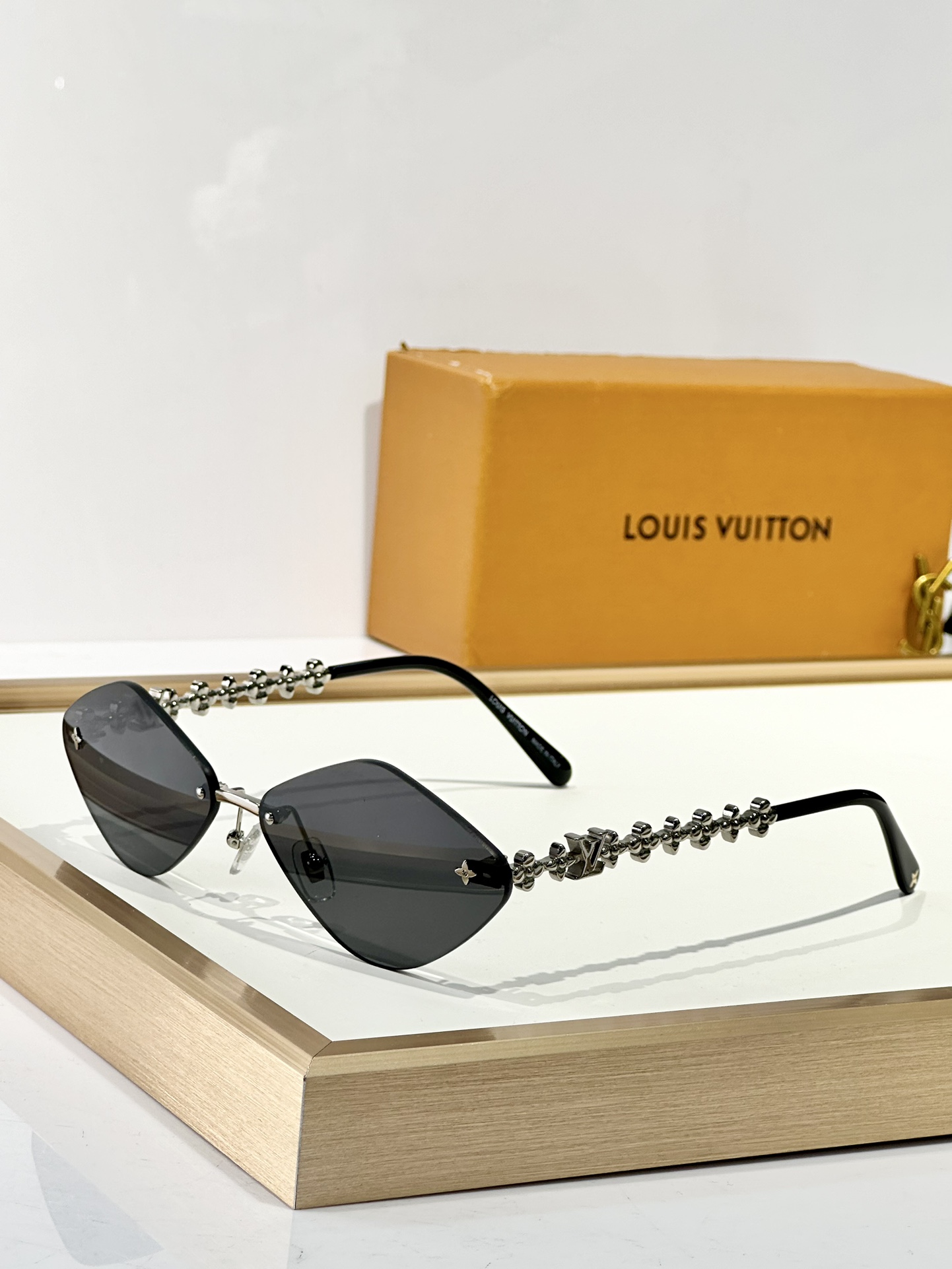  LOUIS VUITTON
MOD：Z2139U
Size：61口14 145
