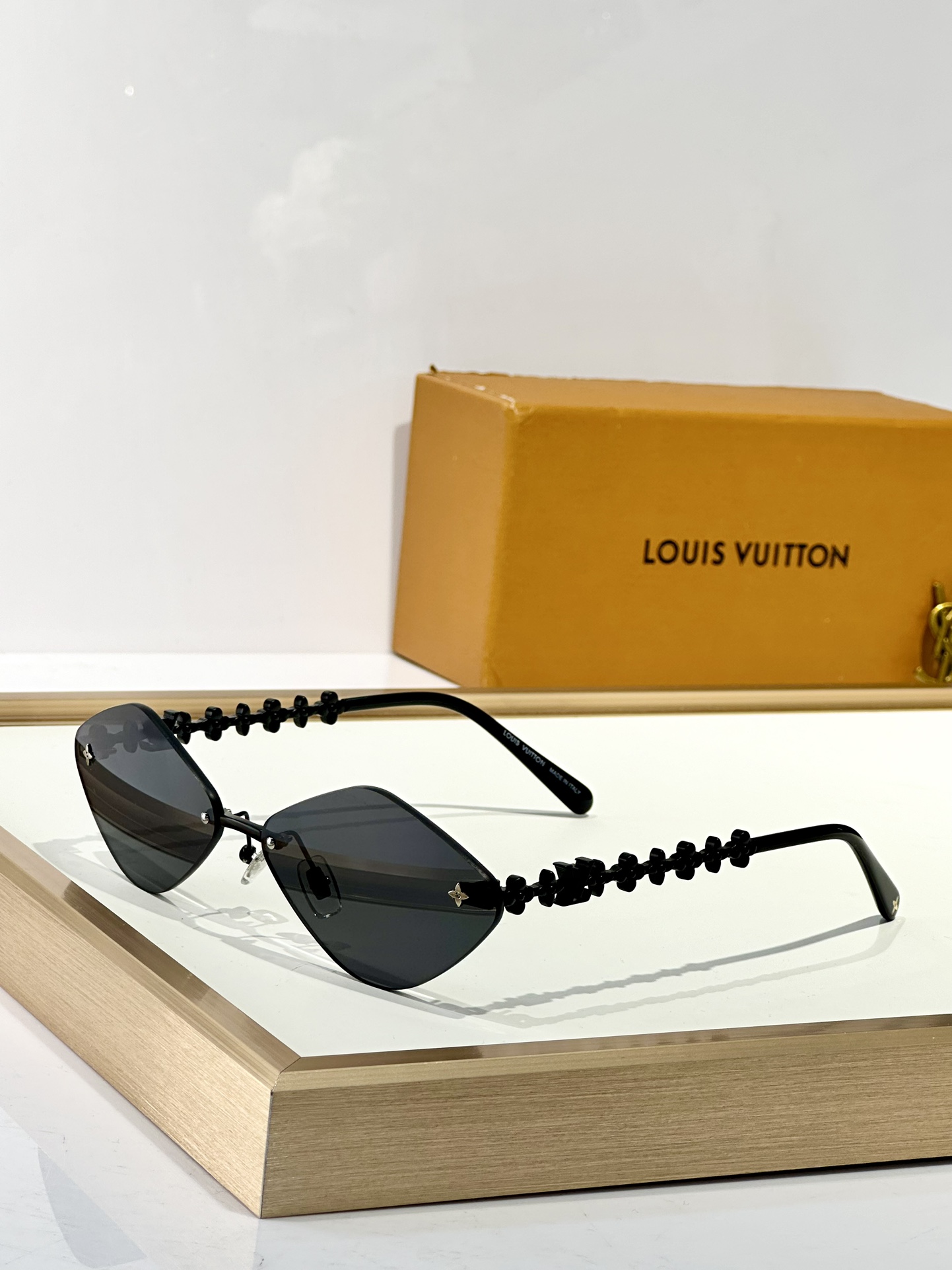  LOUIS VUITTON
MOD：Z2139U
Size：61口14 145
