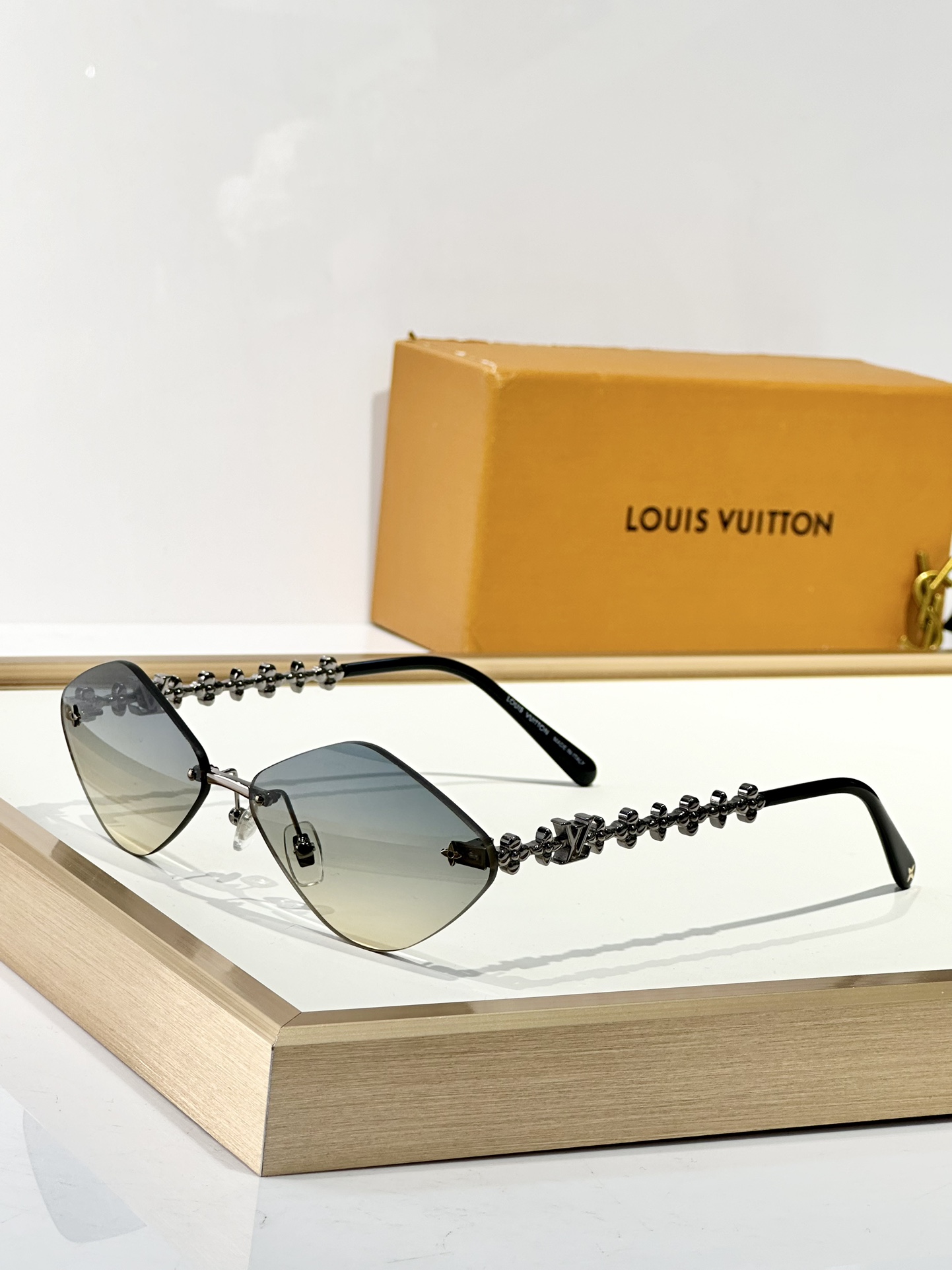  LOUIS VUITTON
MOD：Z2139U
Size：61口14 145
