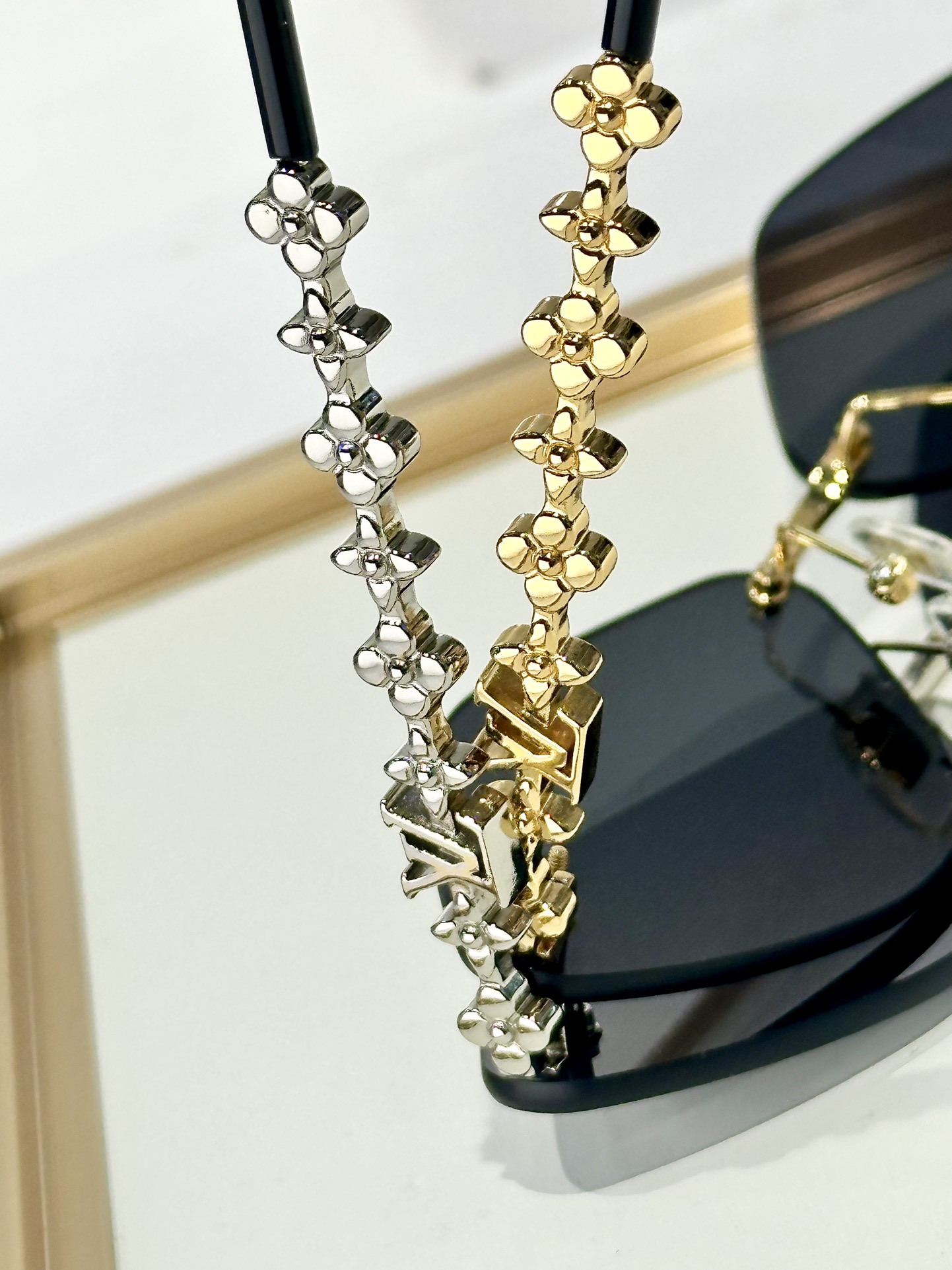  LOUIS VUITTON
MOD：Z2139U
Size：61口14 145
