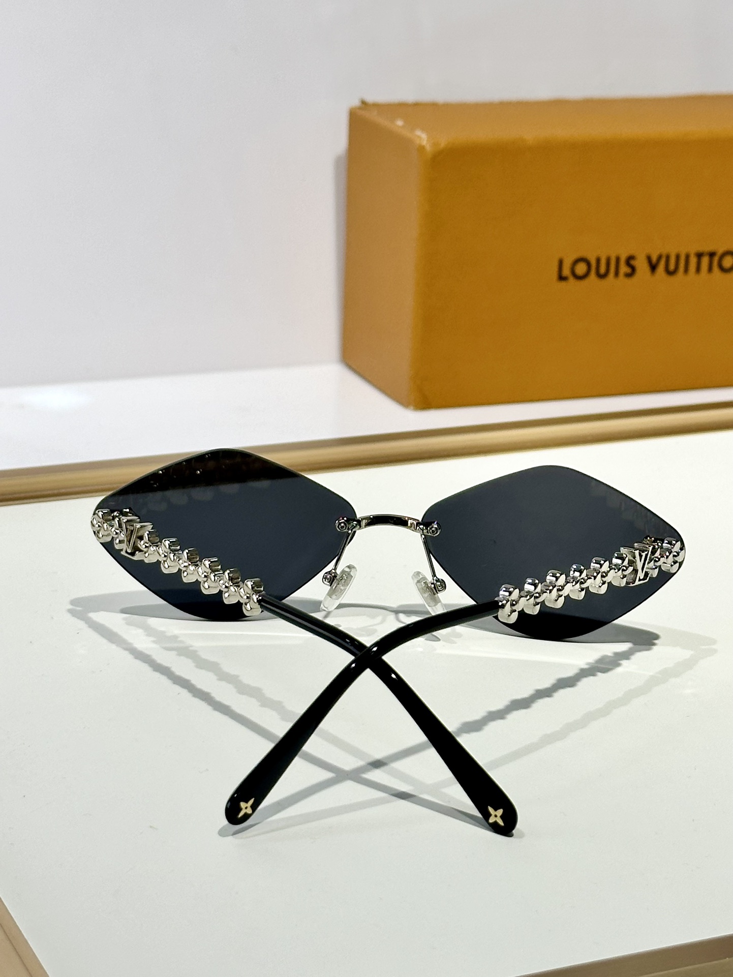  LOUIS VUITTON
MOD：Z2139U
Size：61口14 145
