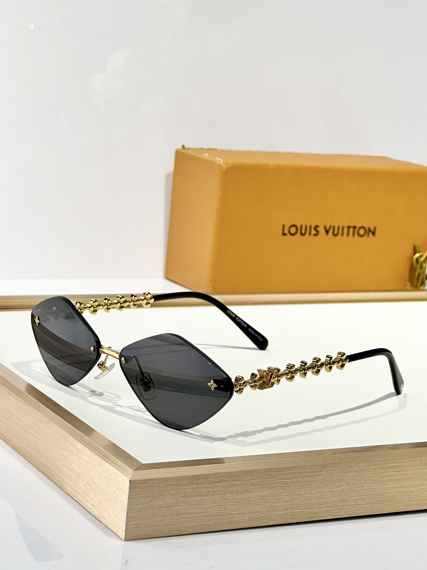  LOUIS VUITTON
MOD：Z2139U
Size：61口14 145
