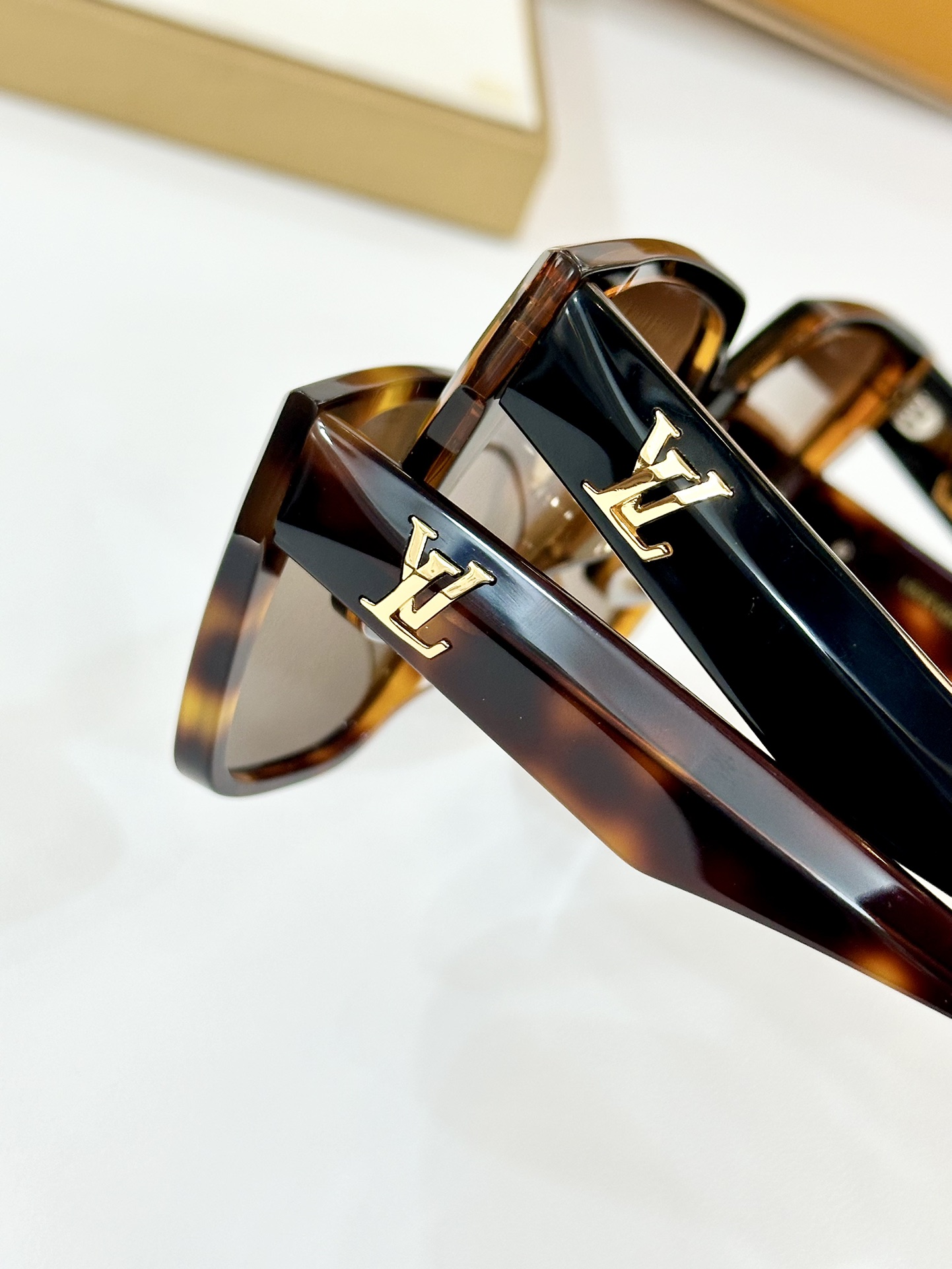  LOUIS VUITTON
MOD：Z1761
Size：54口18-140
