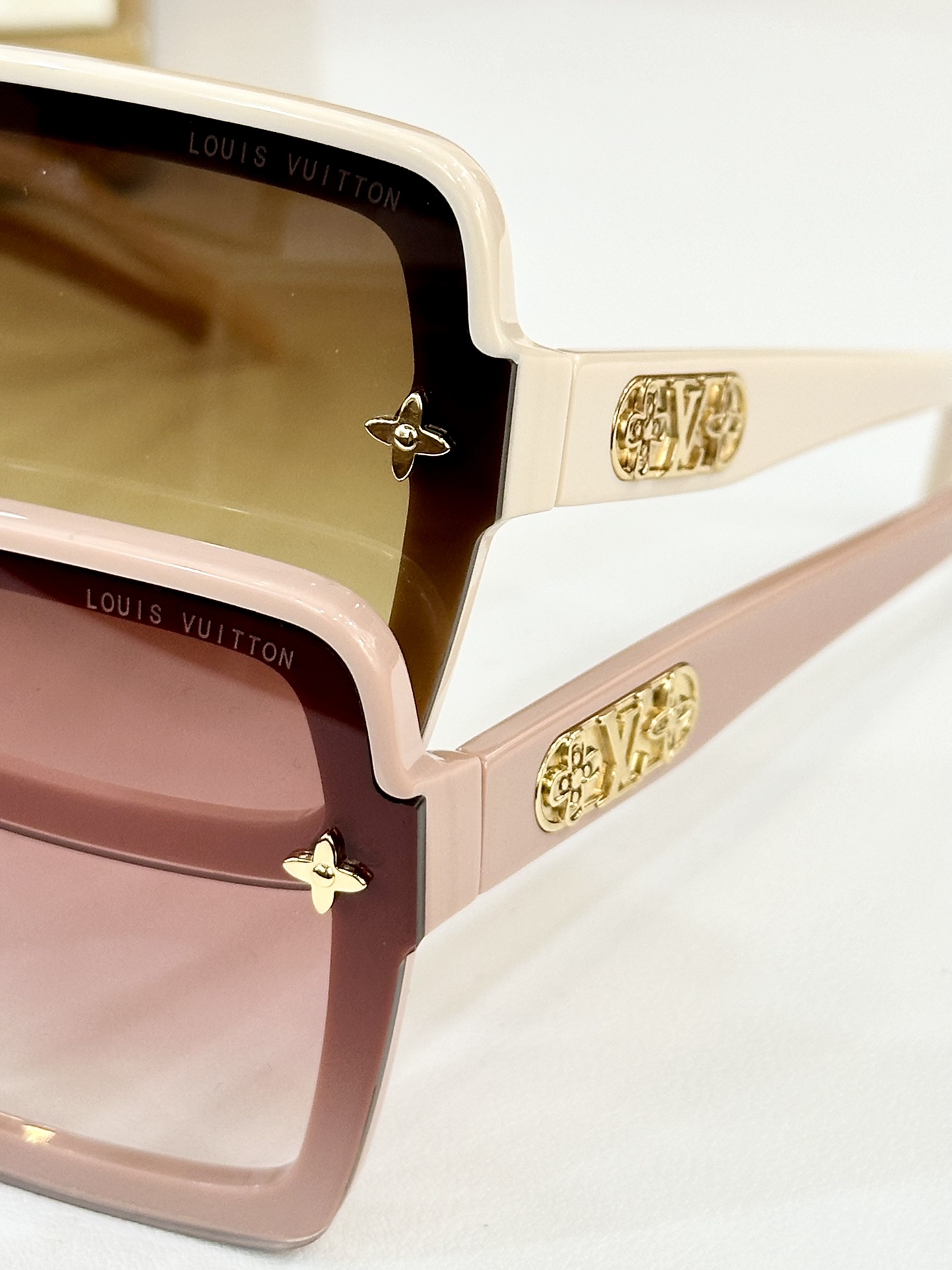  LOUIS VUITTON
MODELZ1618U
SIZE55口21-145
