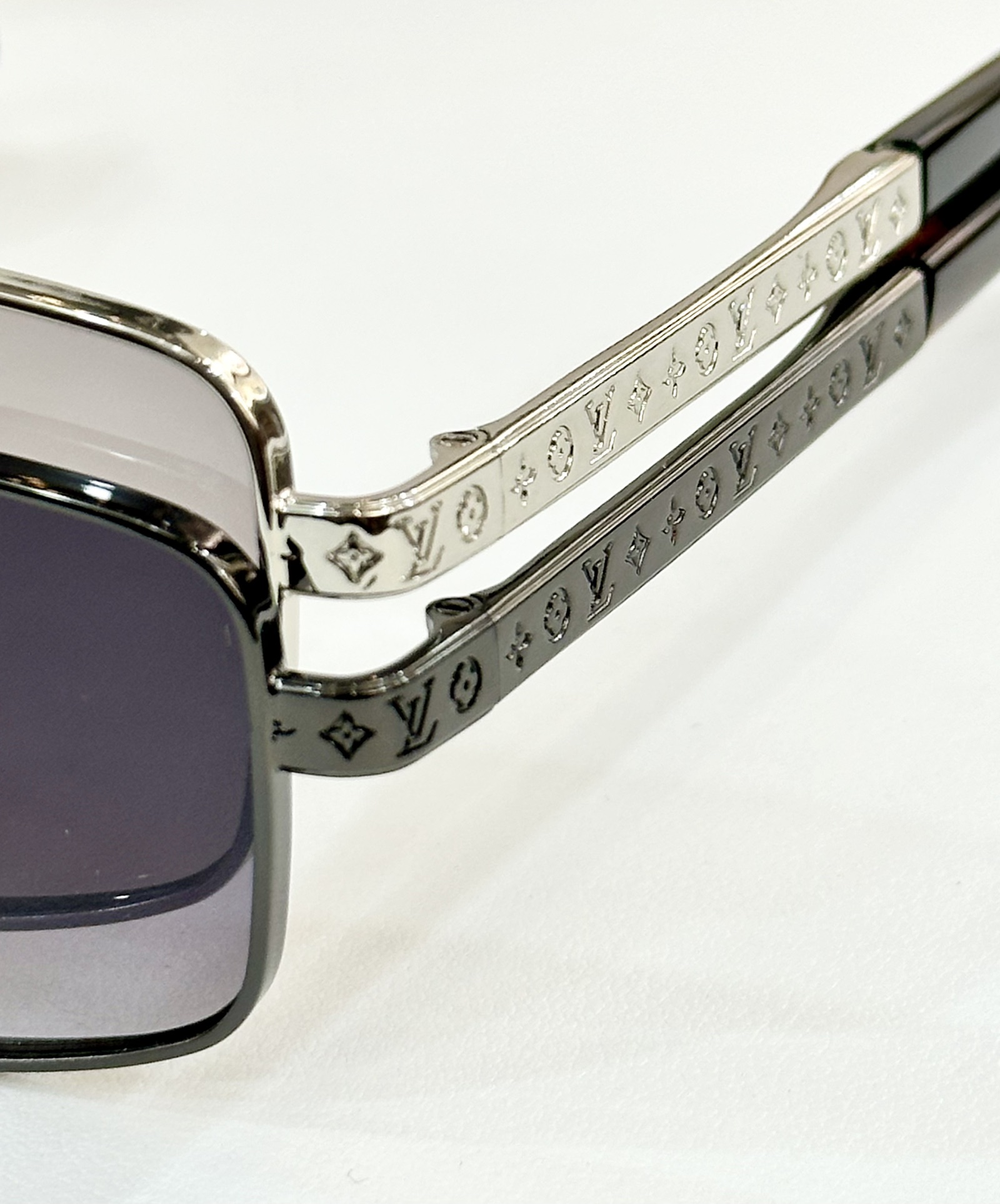  LOUIS VUITTON
MOD：Z2042U
Size：58口16 142
