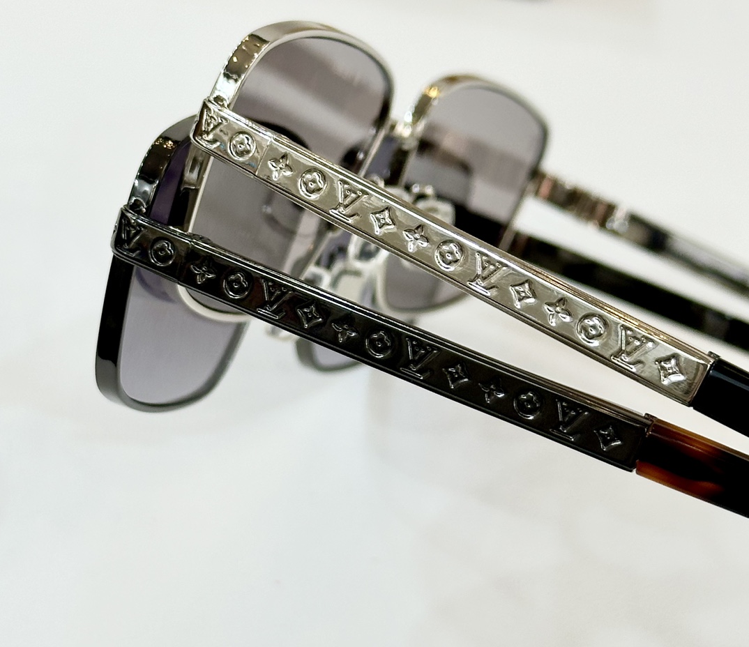  LOUIS VUITTON
MOD：Z2042U
Size：58口16 142
