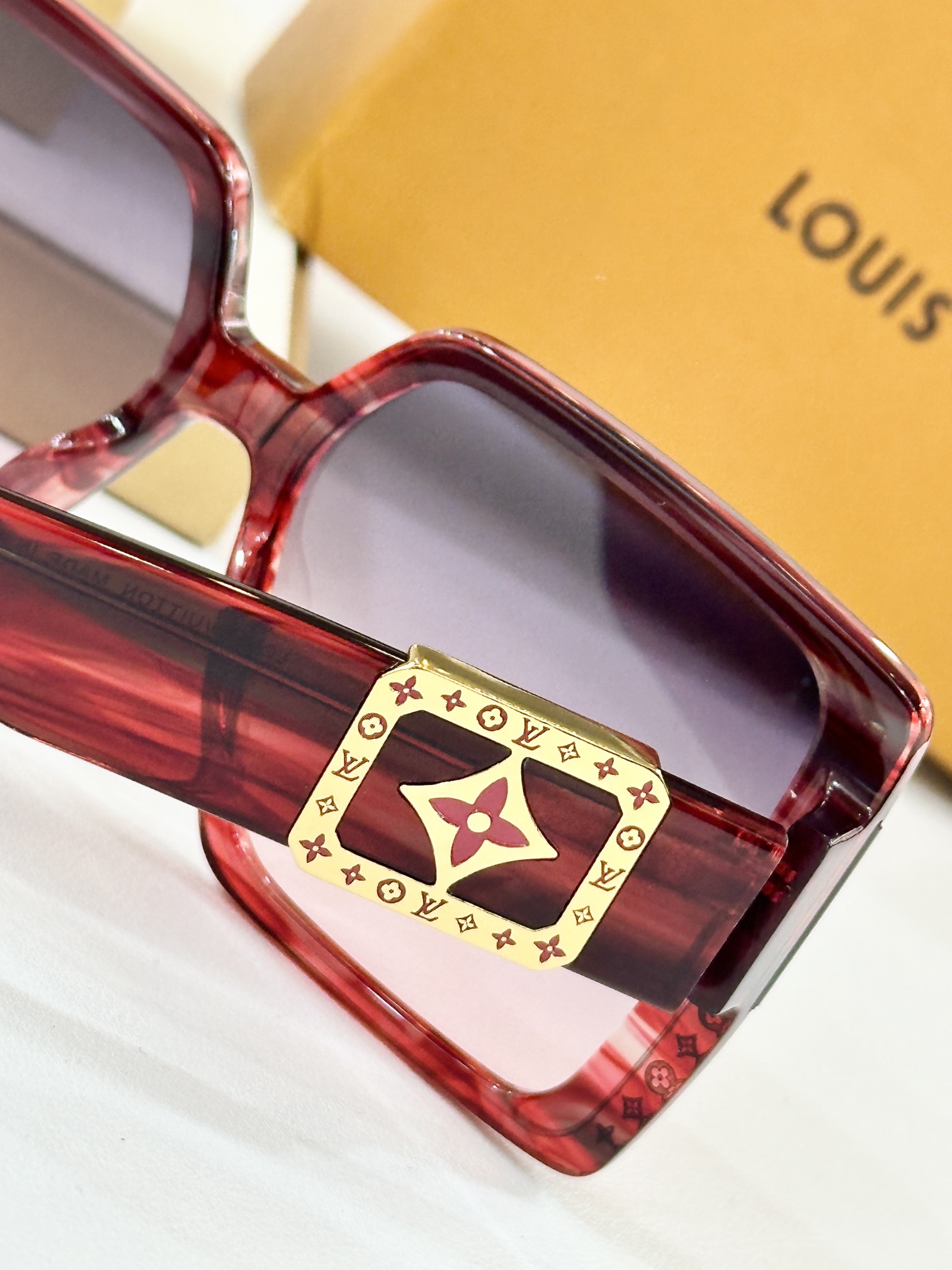  LOUIS VUITTO*
MODEL：Z7021E
SIZE：67口14-142
