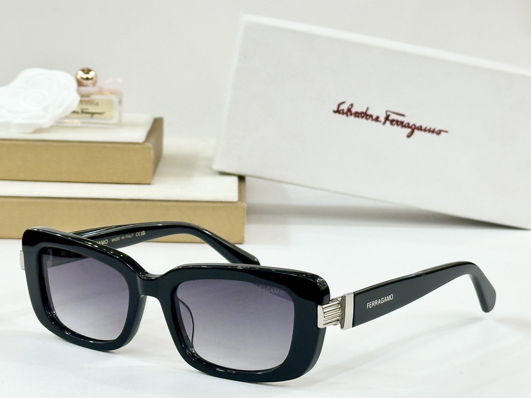  FERRAGAMO
MOD：SF1105S
Size：52口19 145
