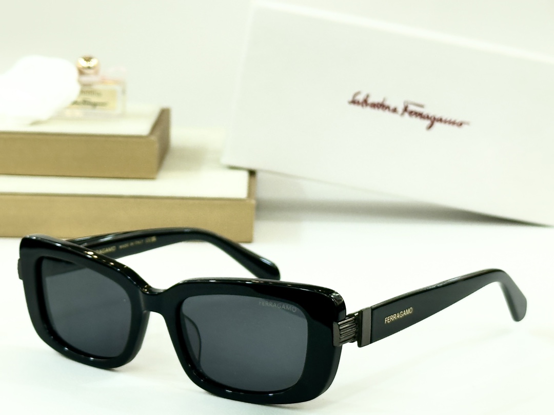  FERRAGAMO
MOD：SF1105S
Size：52口19 145
