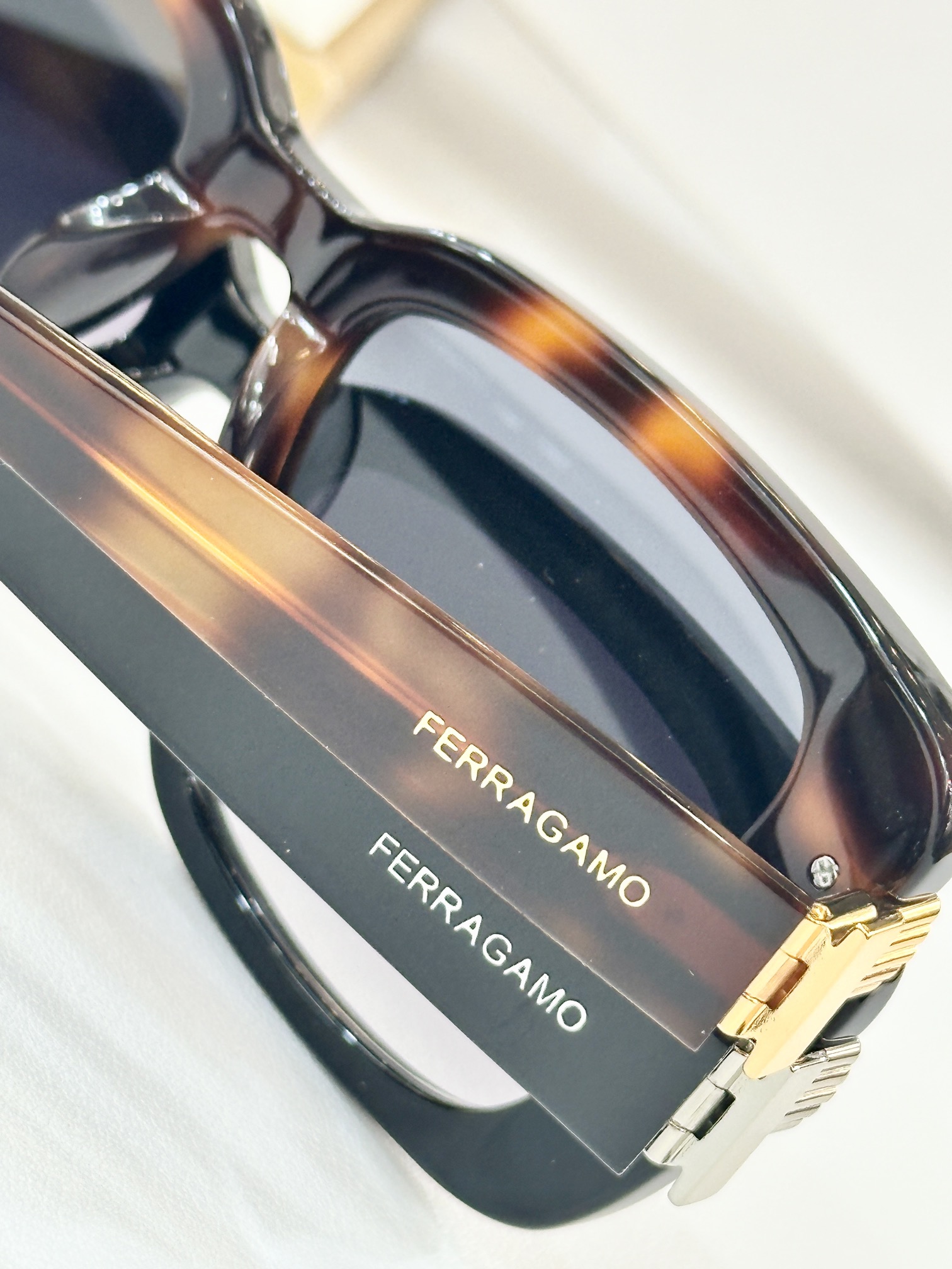  FERRAGAMO
MOD：SF1105S
Size：52口19 145
