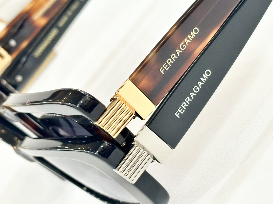  FERRAGAMO
MOD：SF1105S
Size：52口19 145
