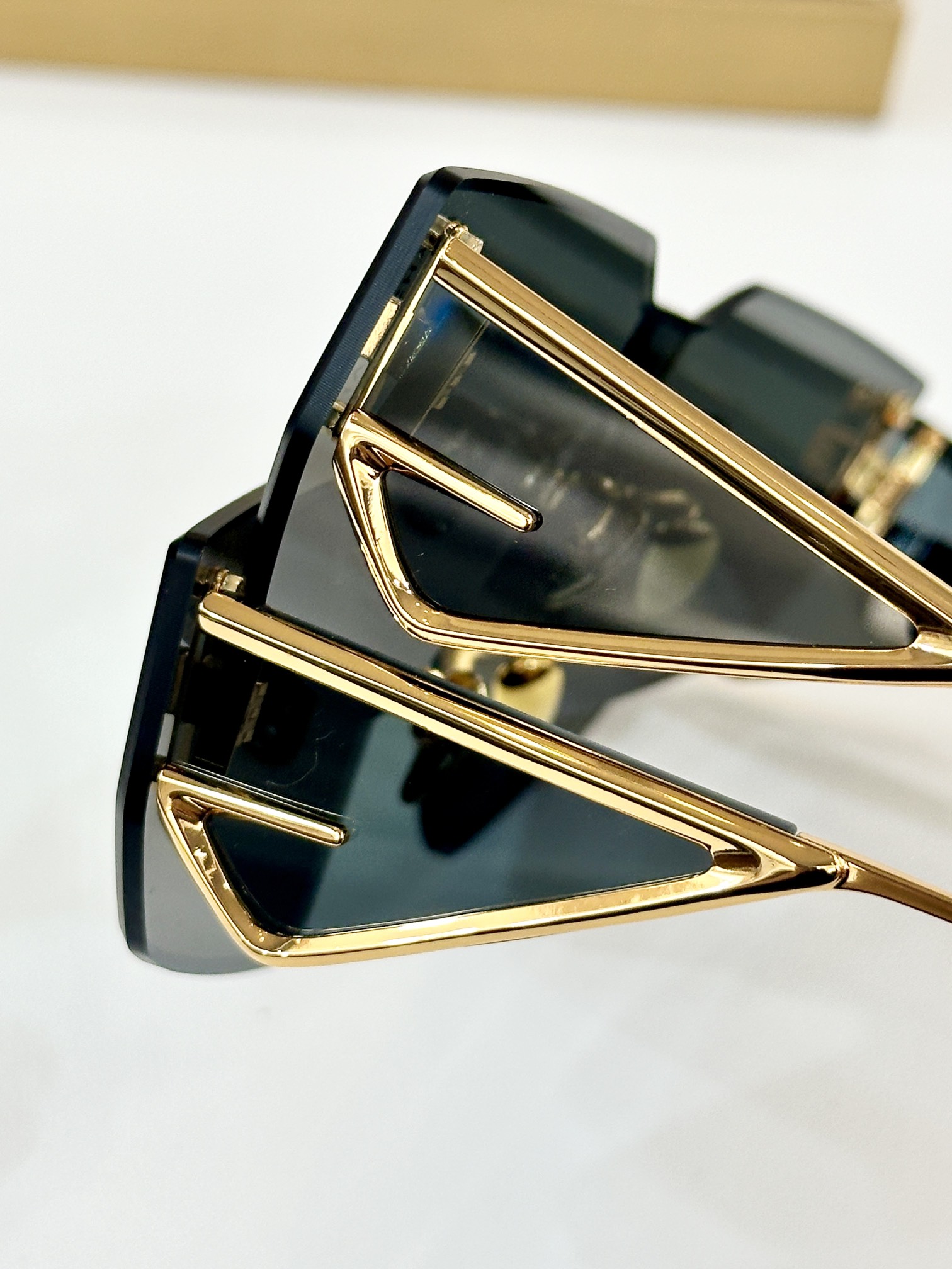  GIVENCHY
MOD：GV60016U
Size：147口0 138
