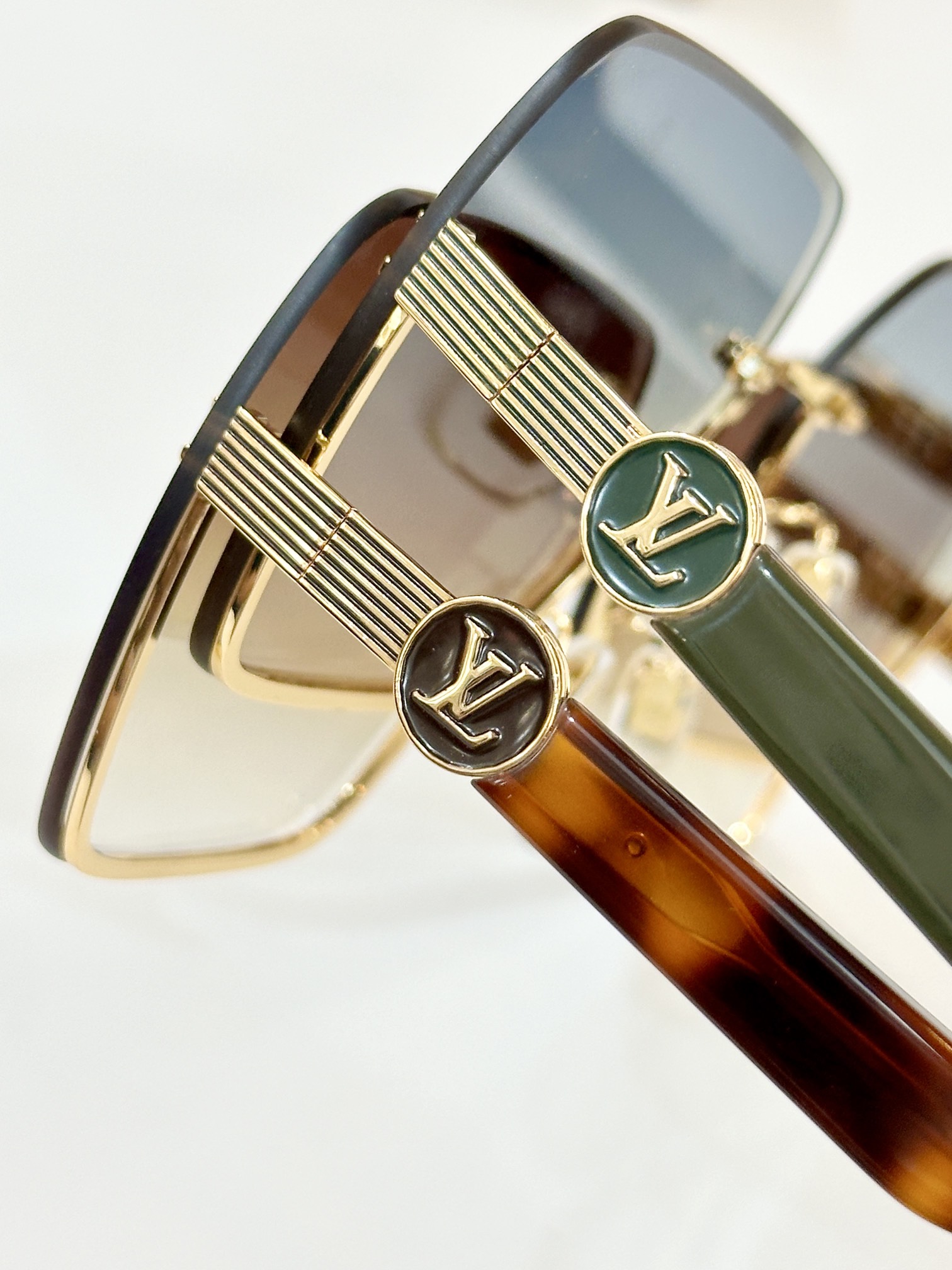  LOUIS VUITTON
MOD：Z1874
Size：61口13-148
