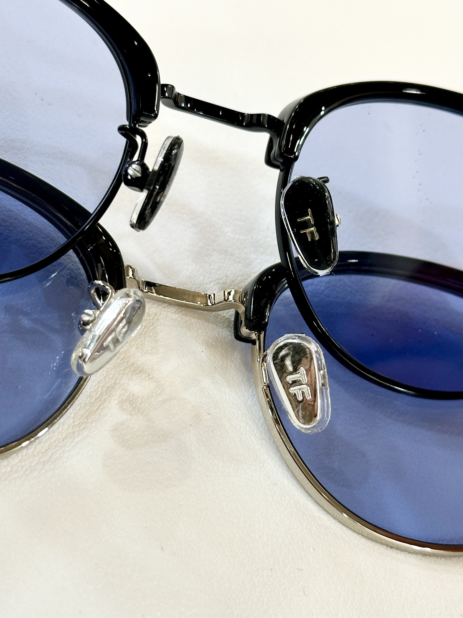  TOMFORD*
ModTF1120
Mod48-21-145
