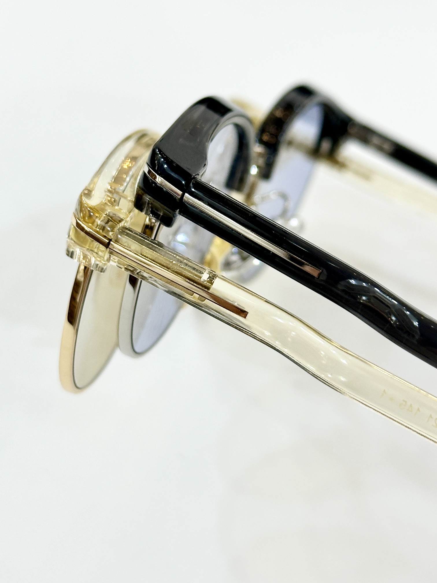  TOMFORD*
ModTF1120
Mod48-21-145
