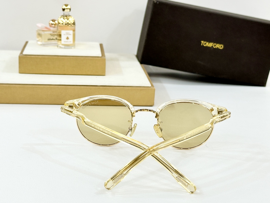  TOMFORD*
ModTF1120
Mod48-21-145
