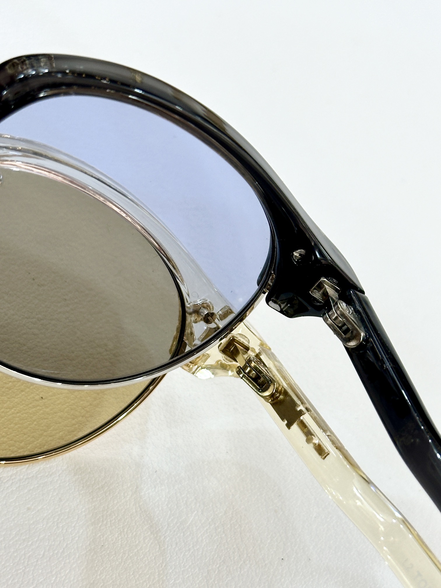  TOMFORD*
ModTF1120
Mod48-21-145

