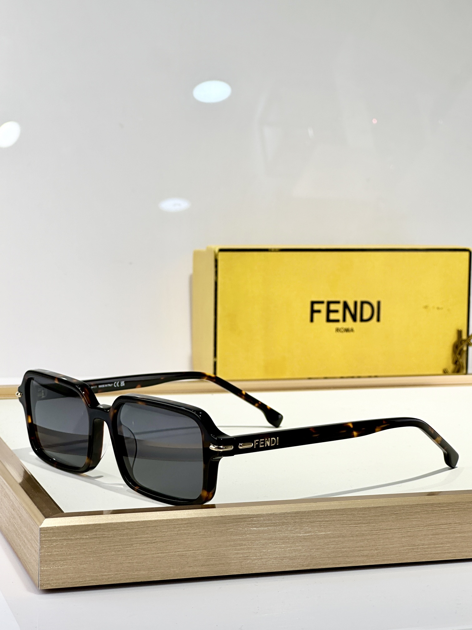  FENDI
MOD：FE40174I
Size：51口17 140
