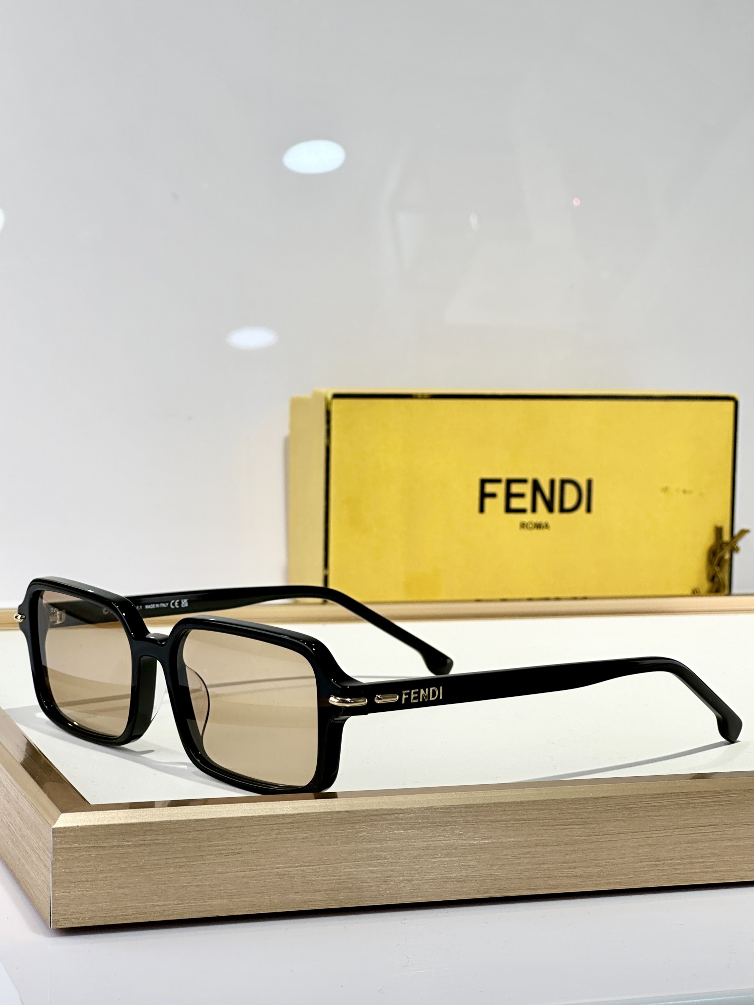  FENDI
MOD：FE40174I
Size：51口17 140
