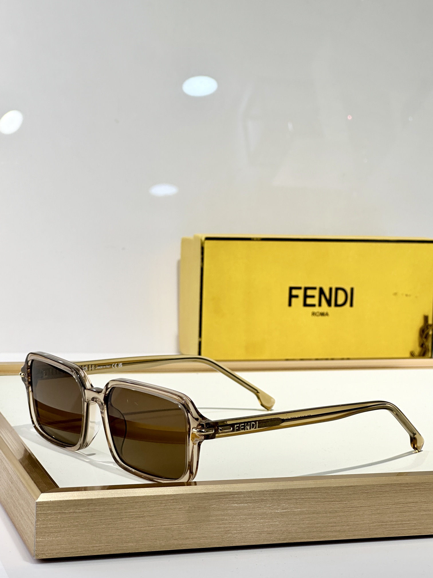  FENDI
MOD：FE40174I
Size：51口17 140
