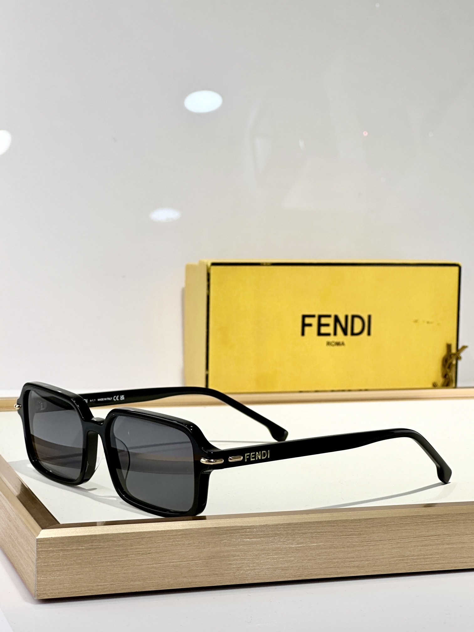  FENDI
MOD：FE40174I
Size：51口17 140
