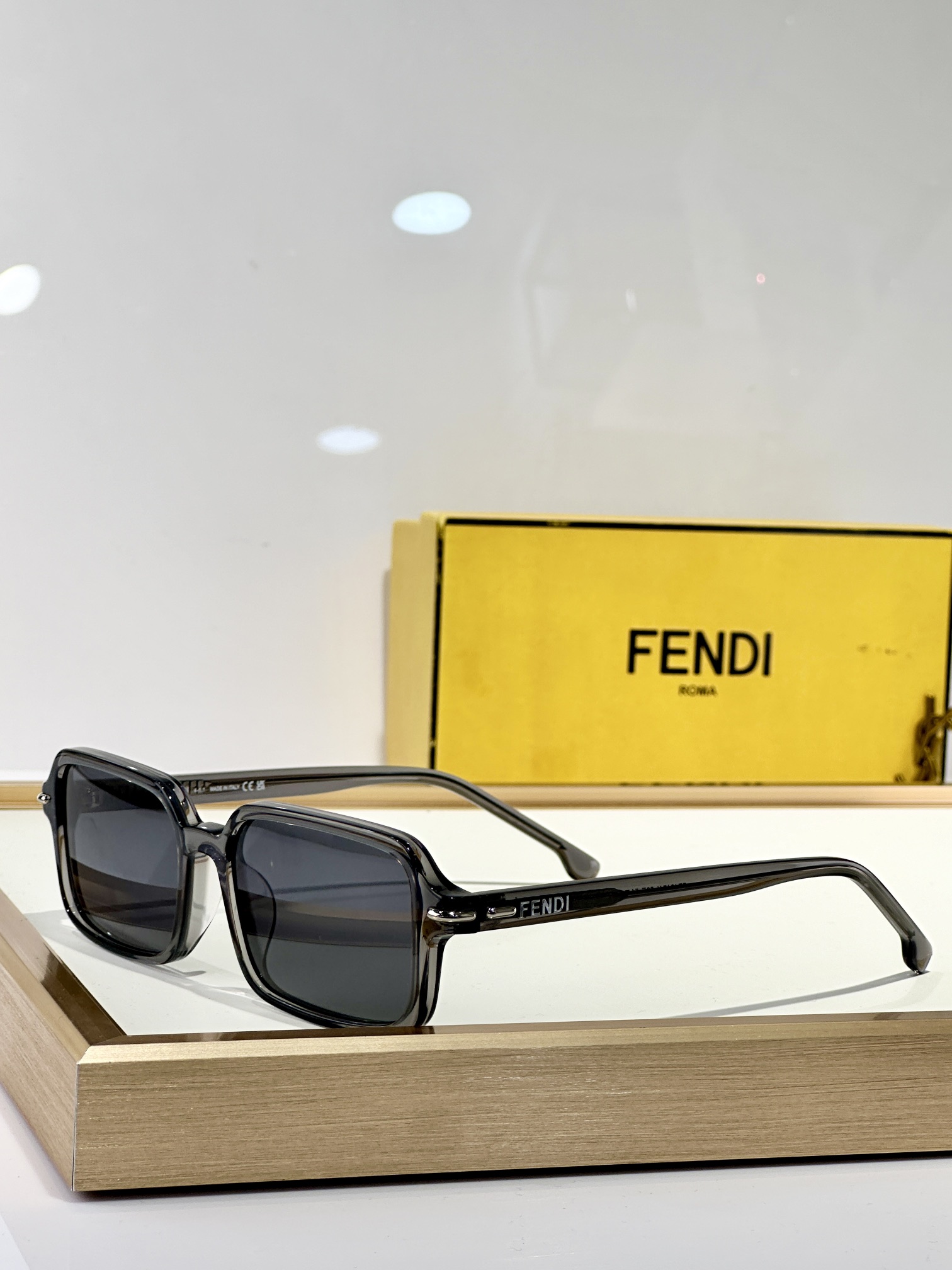  FENDI
MOD：FE40174I
Size：51口17 140
