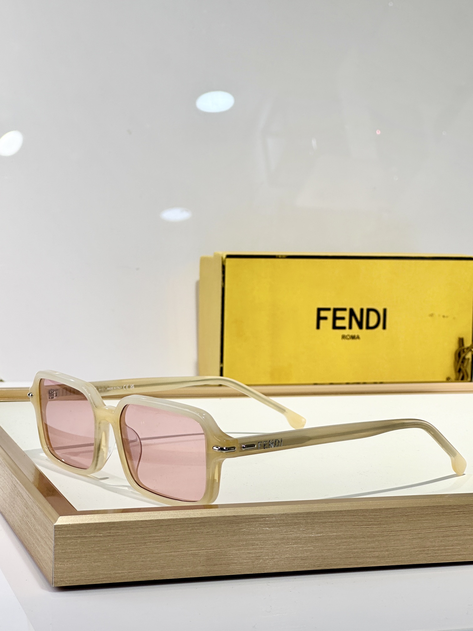  FENDI
MOD：FE40174I
Size：51口17 140
