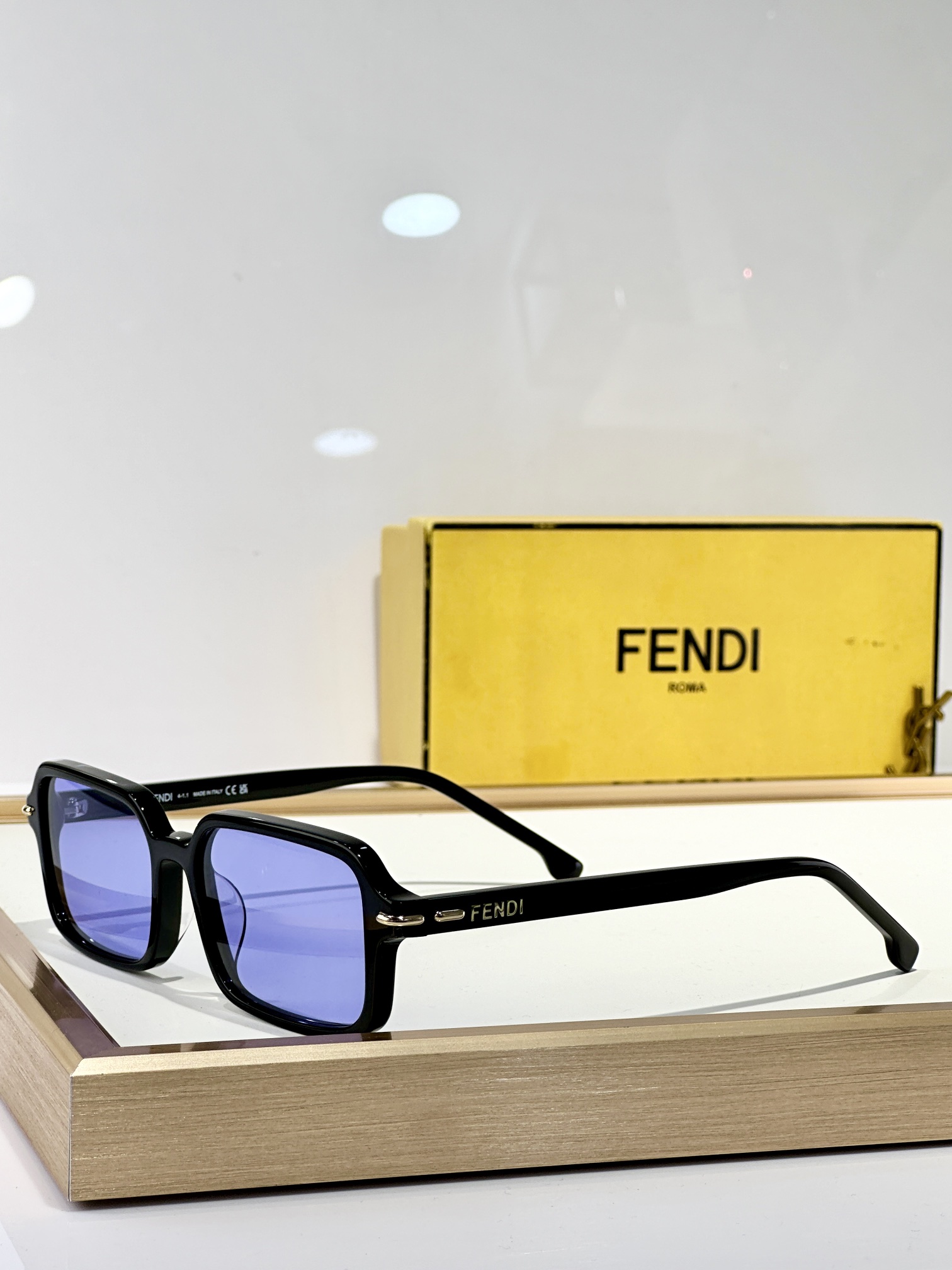  FENDI
MOD：FE40174I
Size：51口17 140
