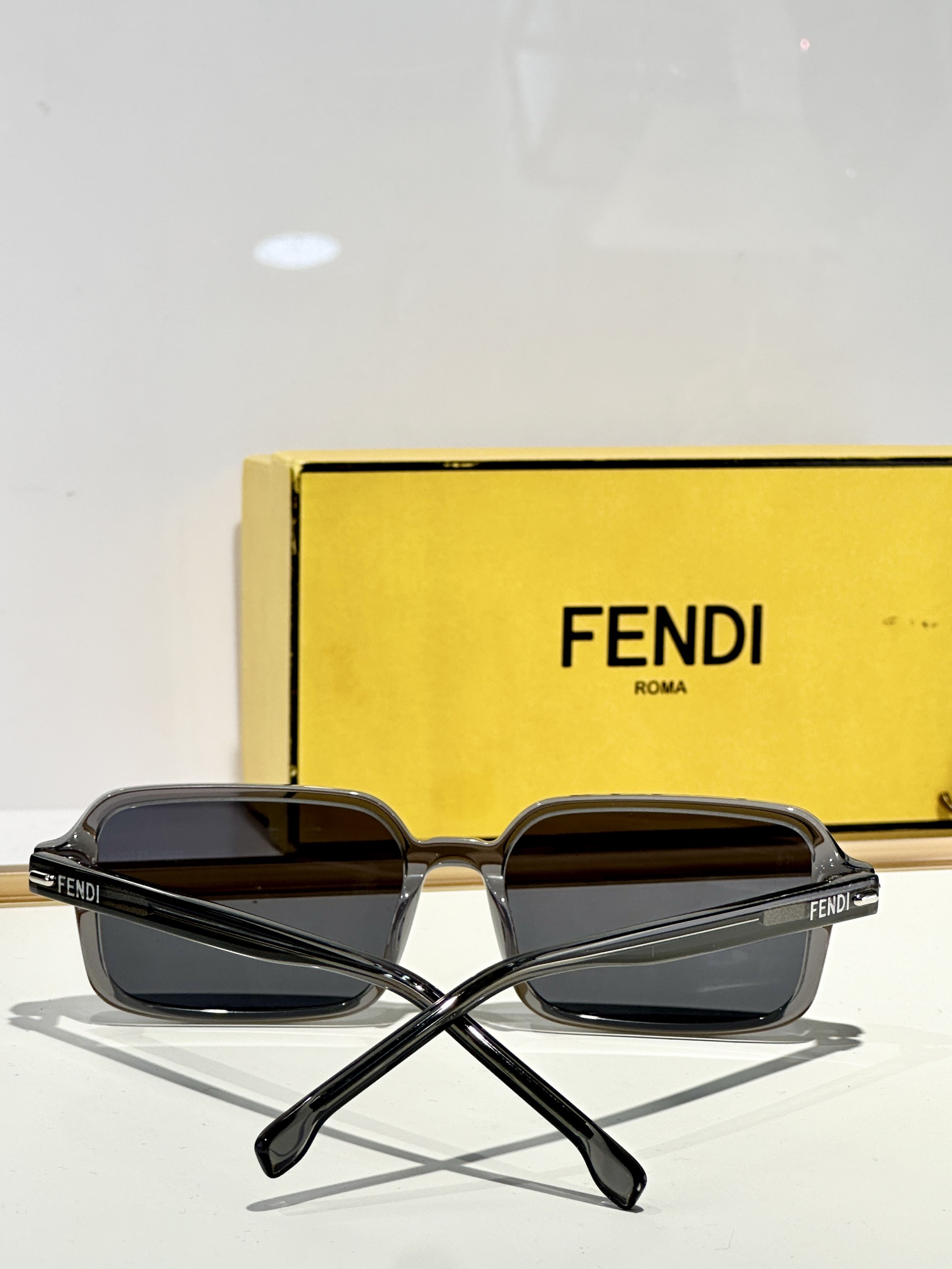  FENDI
MOD：FE40174I
Size：51口17 140
