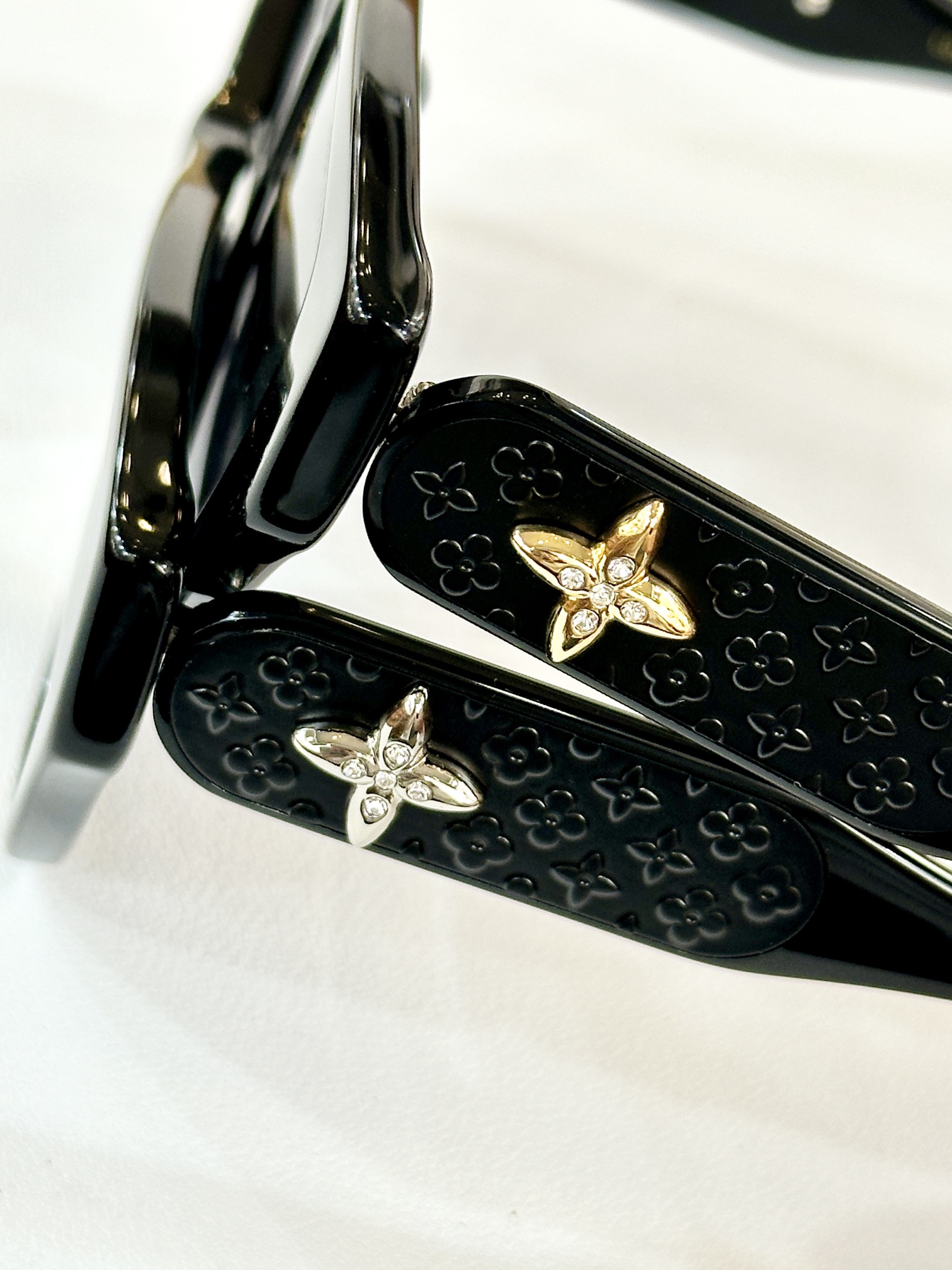  LOUIS VUITTON
MOD：Z2003U
Size：57口15 145
