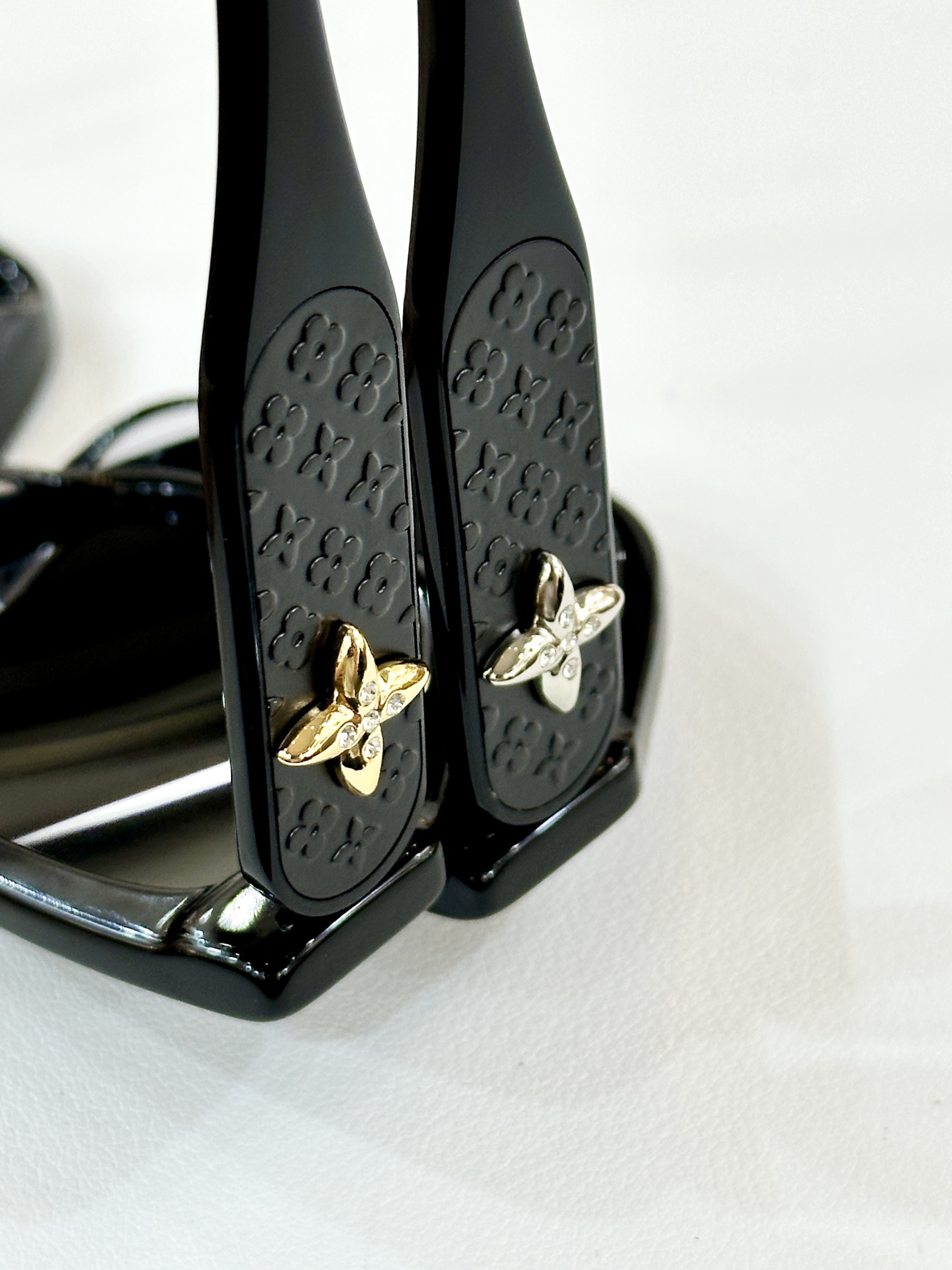  LOUIS VUITTON
MOD：Z2003U
Size：57口15 145
