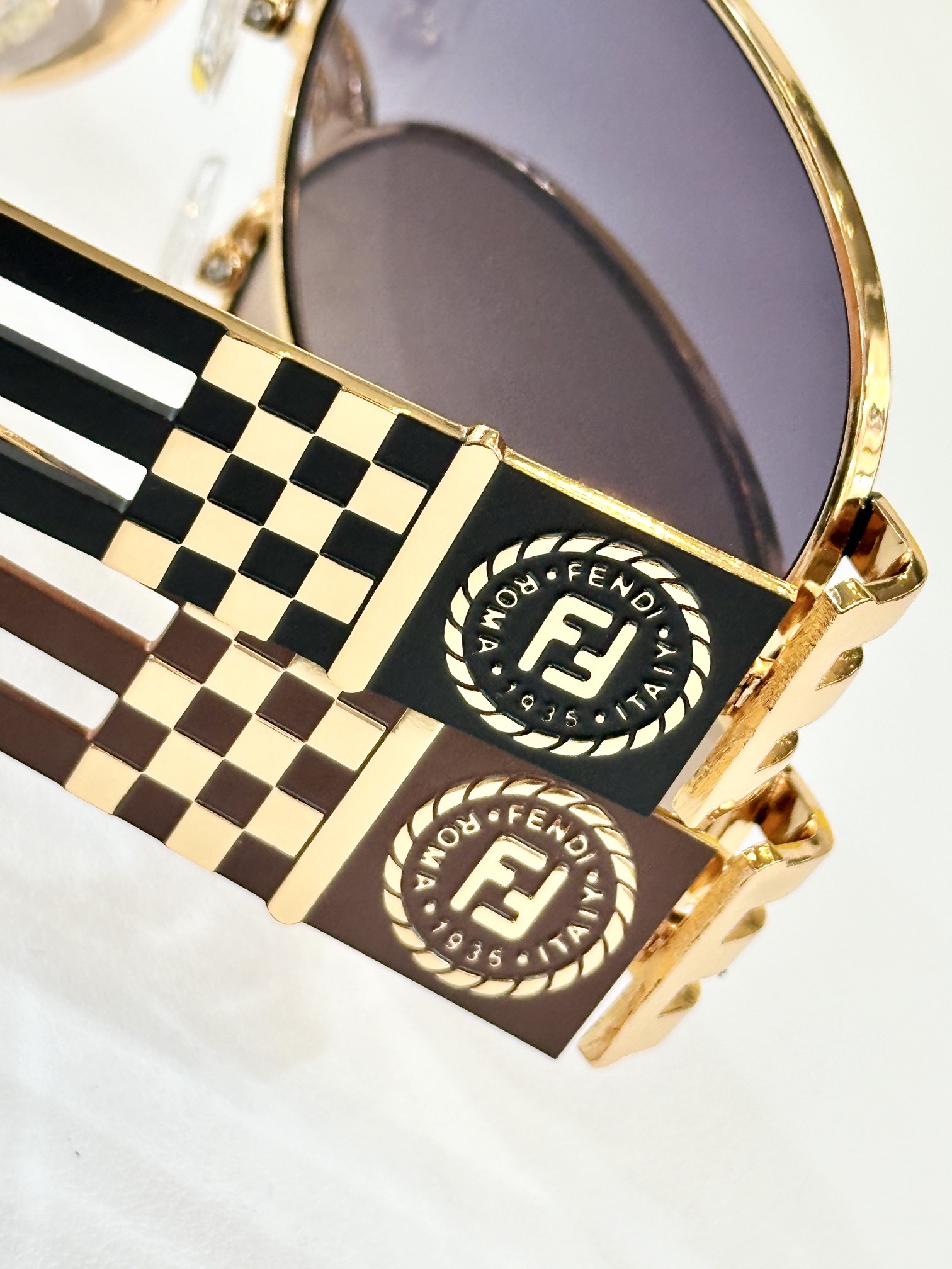  FENDI
MOD：SL 7078
Size：55口19 145
