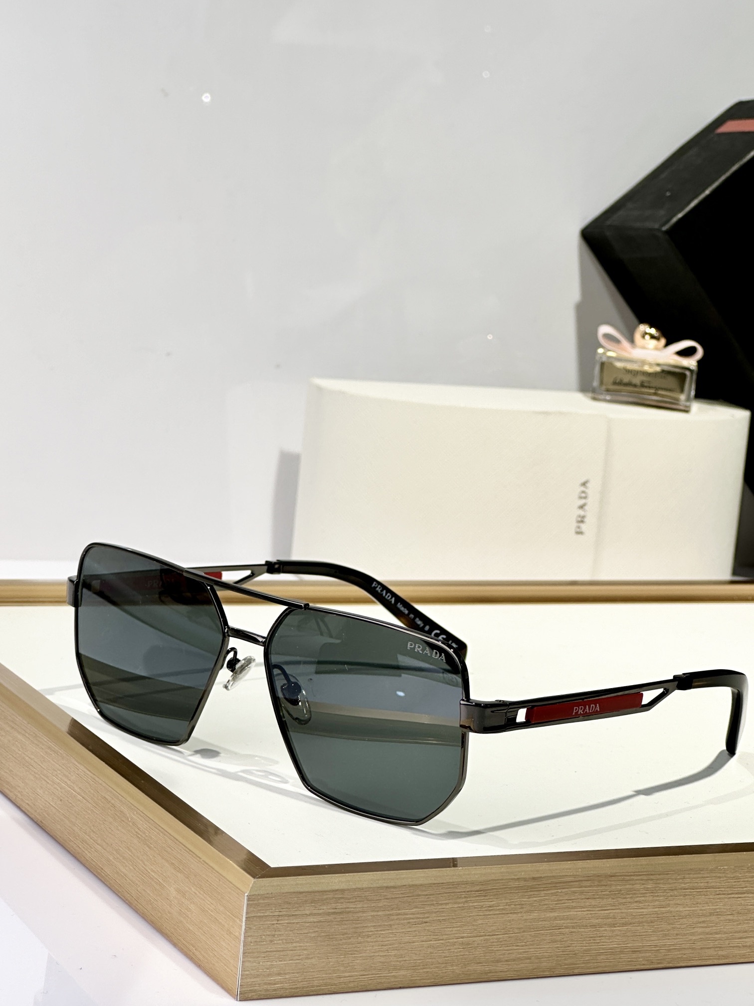 。PRADA
MOD：OPS51ZS
Size：59口14-145

