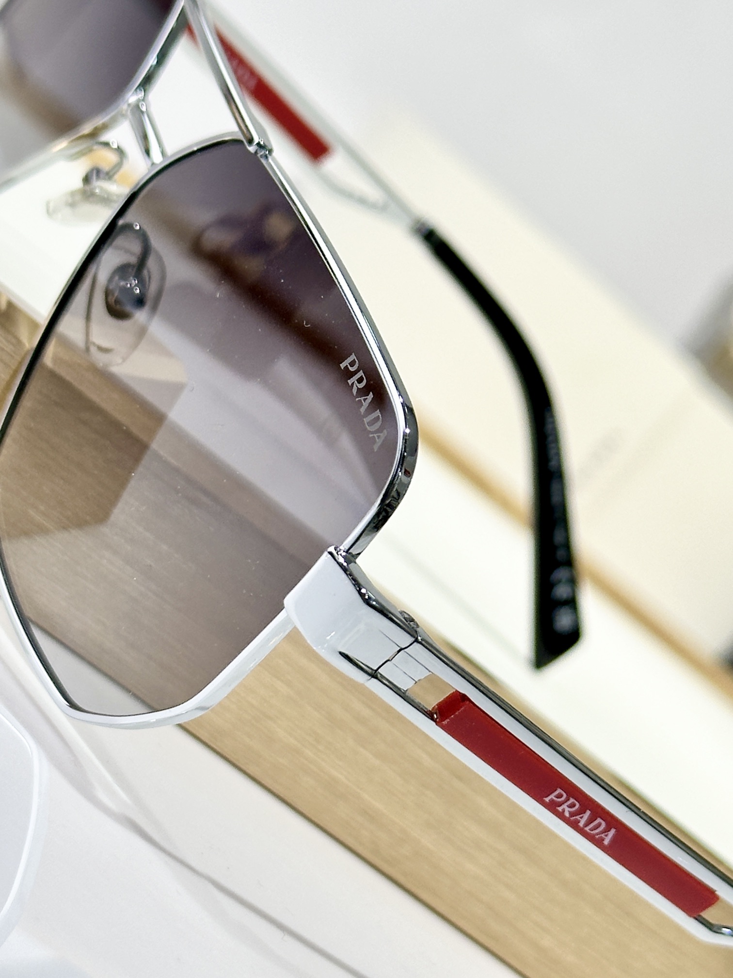 。PRADA
MOD：OPS51ZS
Size：59口14-145
