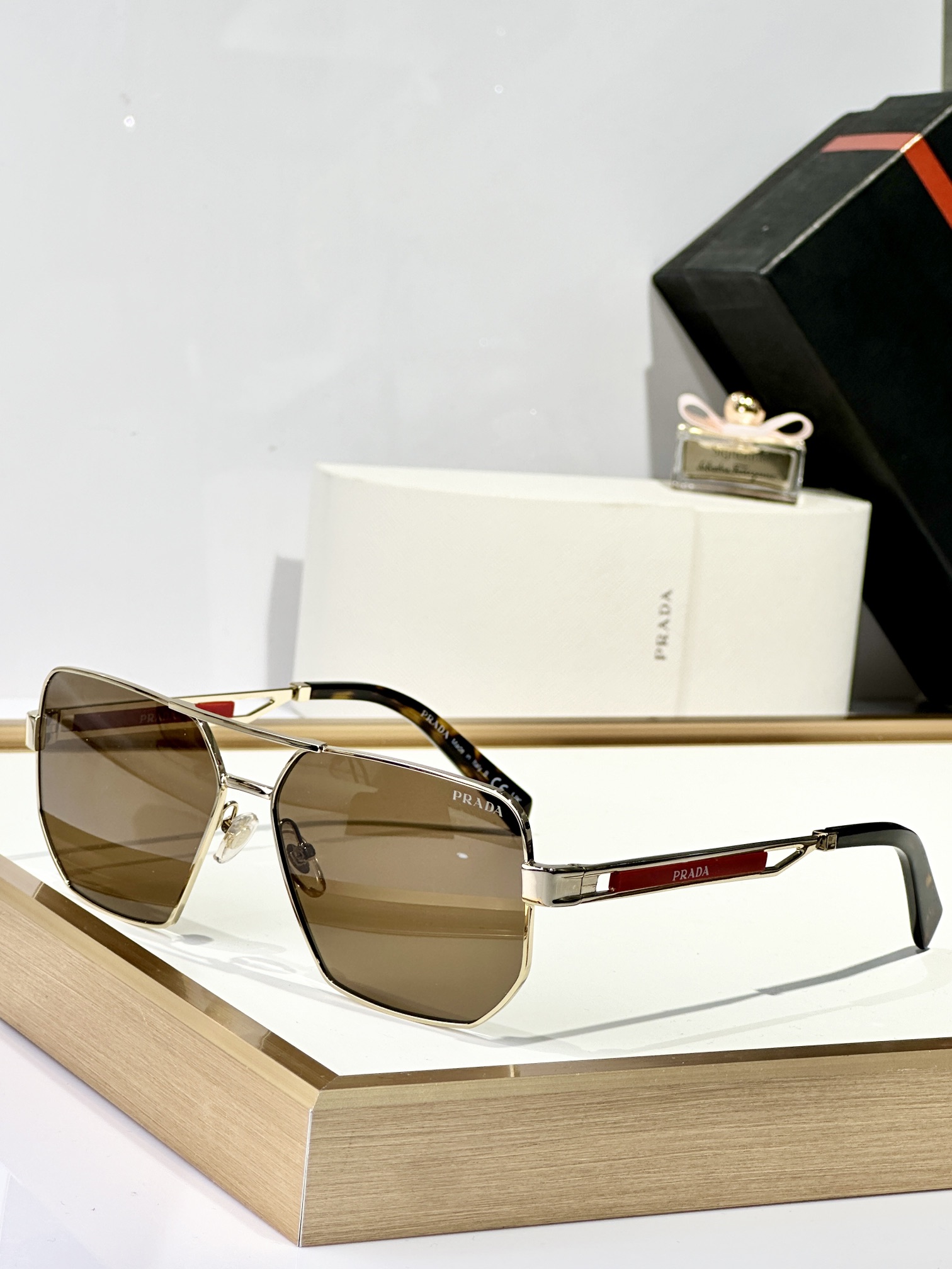 。PRADA
MOD：OPS51ZS
Size：59口14-145
