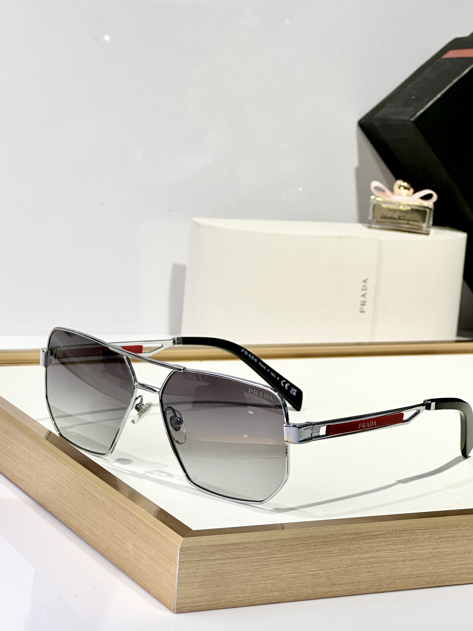 。PRADA
MOD：OPS51ZS
Size：59口14-145
