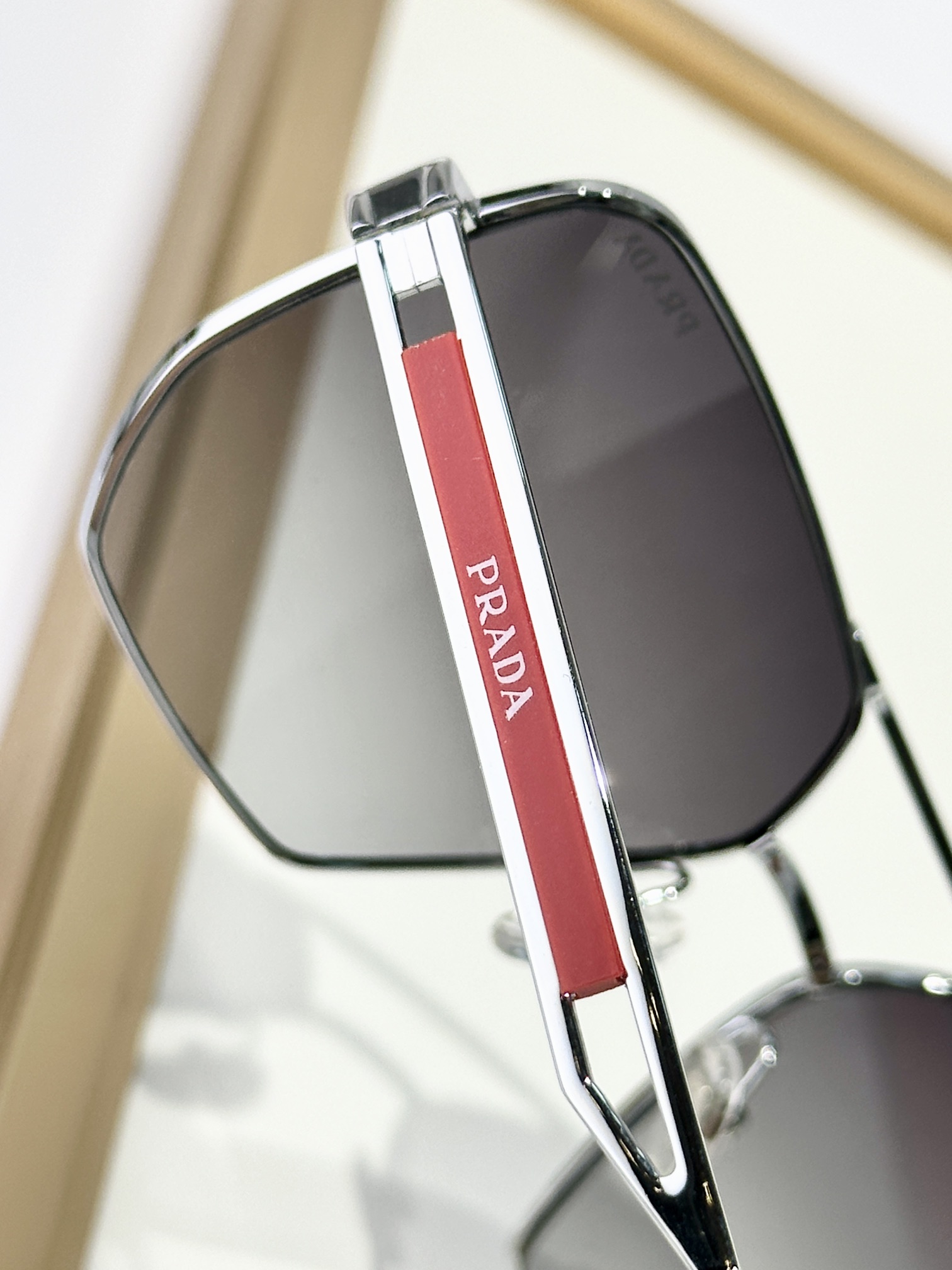 。PRADA
MOD：OPS51ZS
Size：59口14-145
