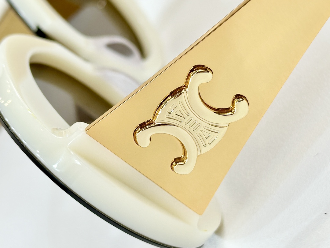  CELINE
MOD：CL42106U
Size：52口22 145
