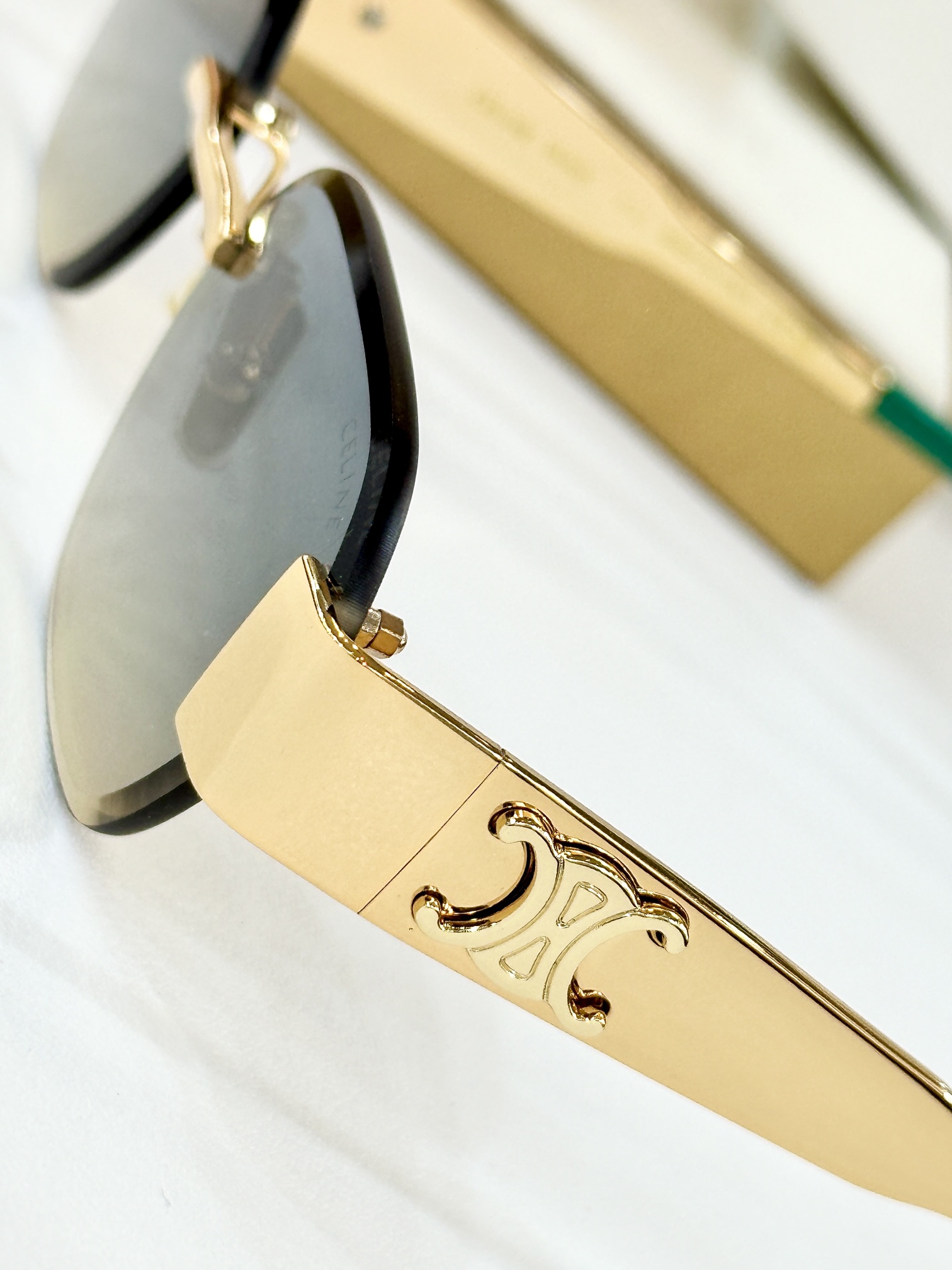  CELINE
MOD：CL42120U
Size：57口17 145
